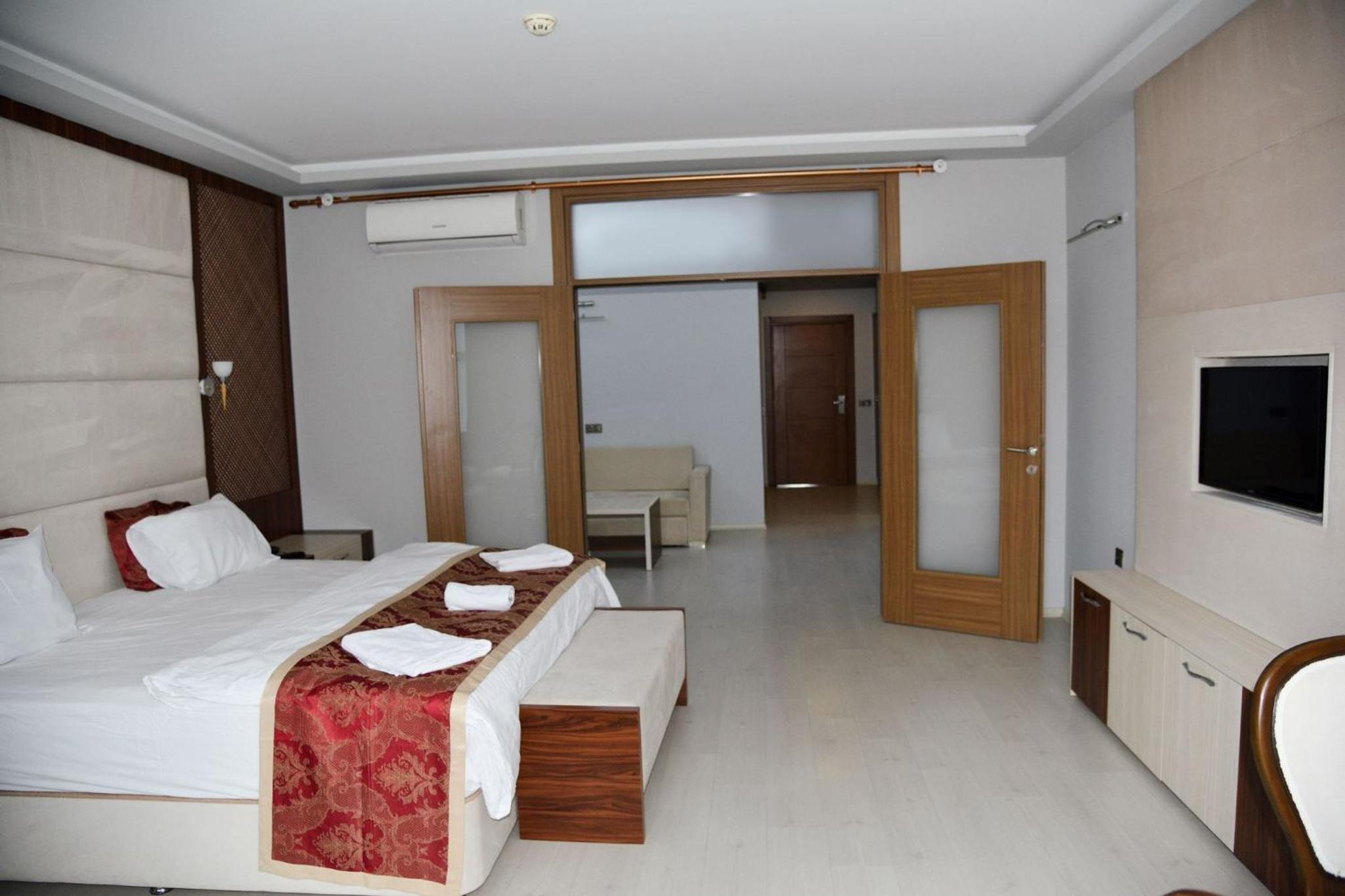 Suite with Balcony - Photo 22