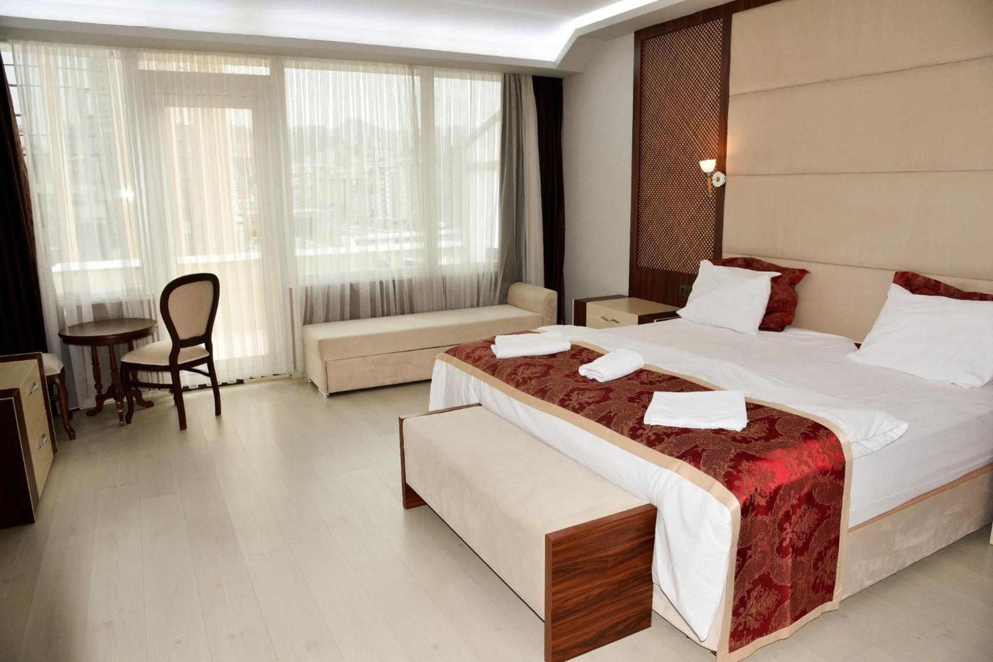 Suite with Balcony - Photo 25