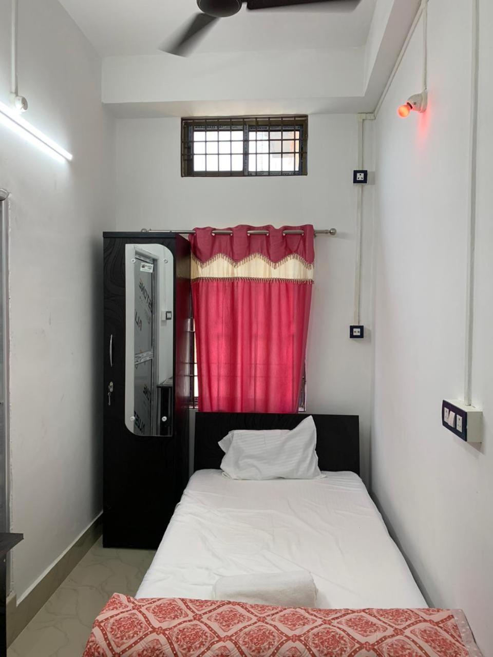 Single Room With Private Bathroom photo 3