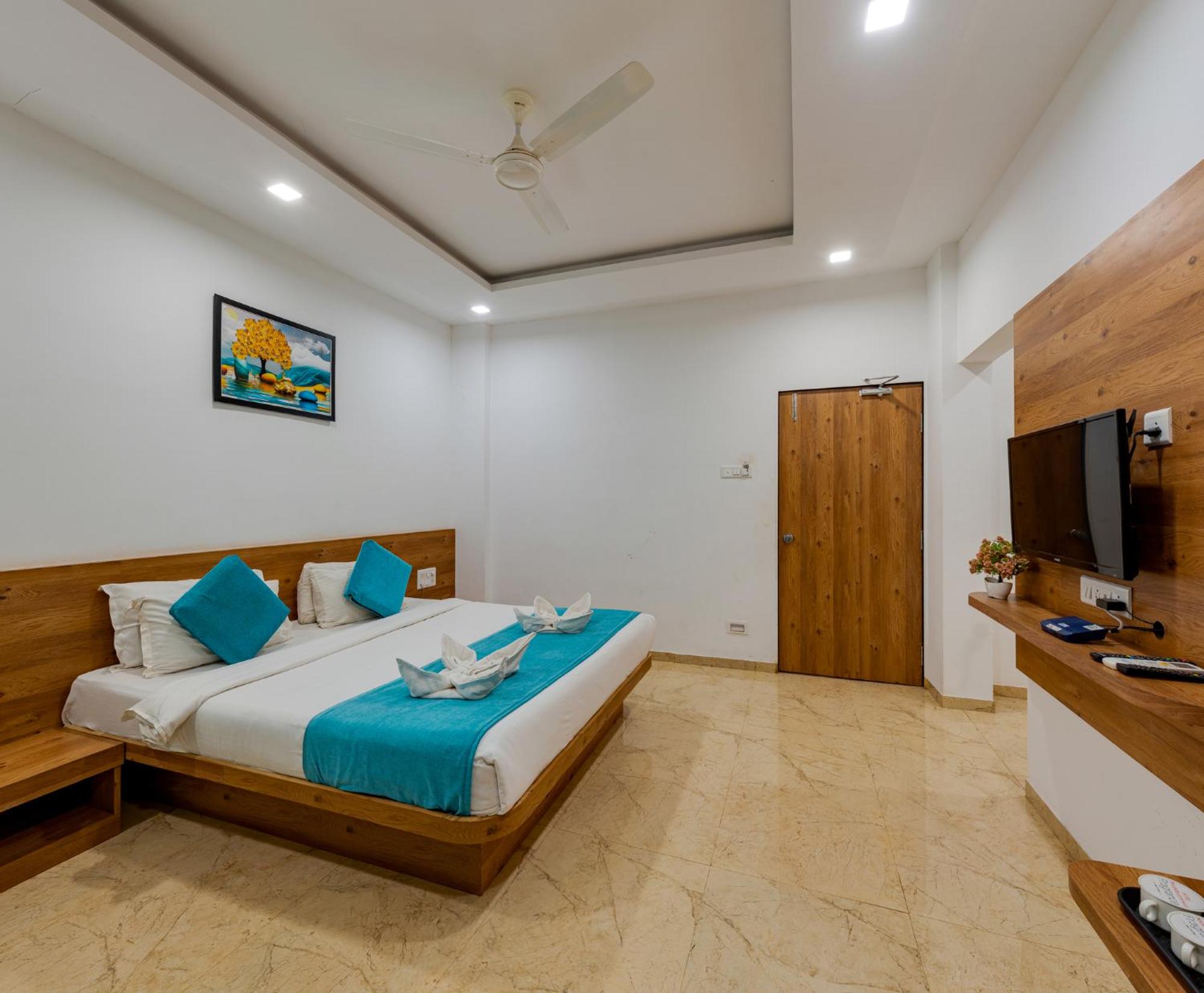 Super Deluxe Room With Balcony - Photo 1