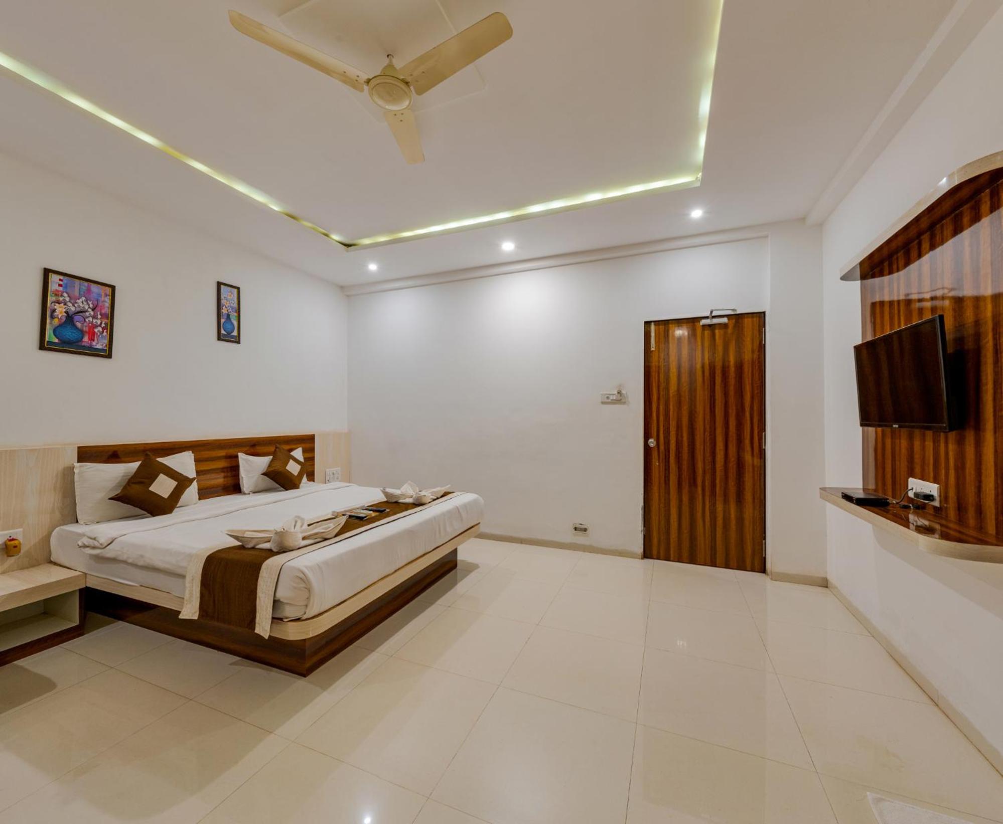 Super Deluxe Room With Balcony - Photo 3