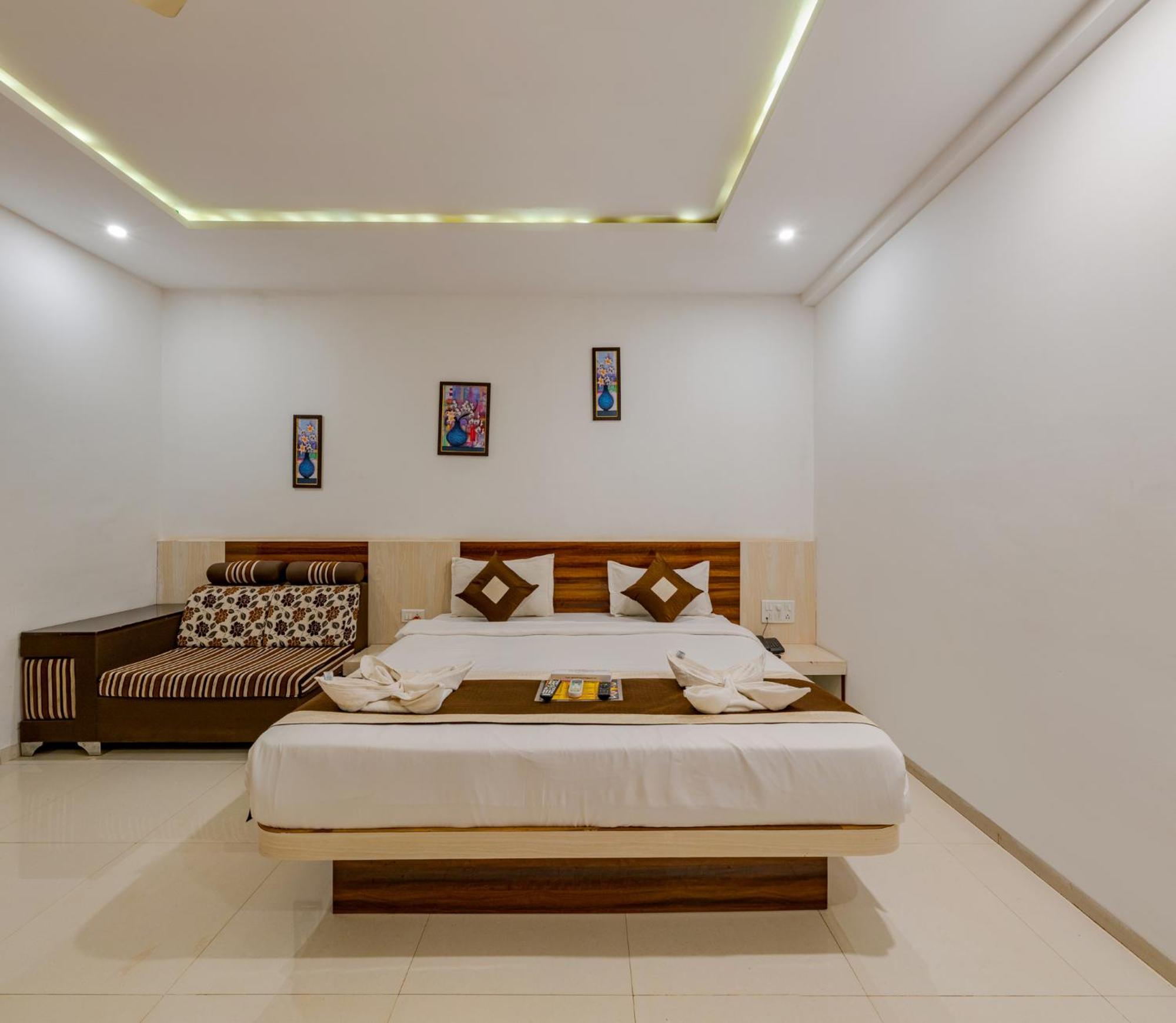 Super Deluxe Room With Balcony - Photo 7