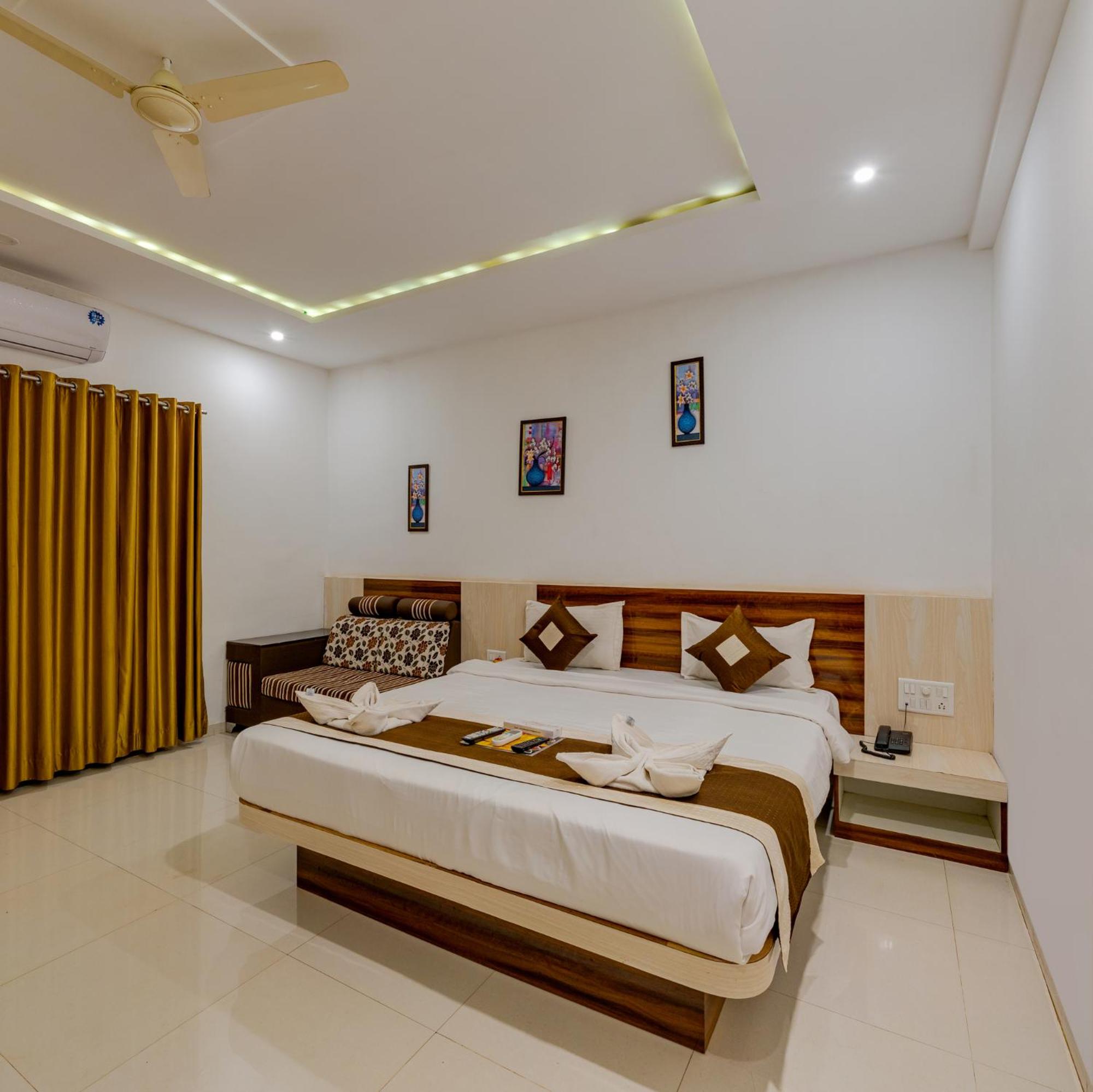 Super Deluxe Room With Balcony - Photo 11