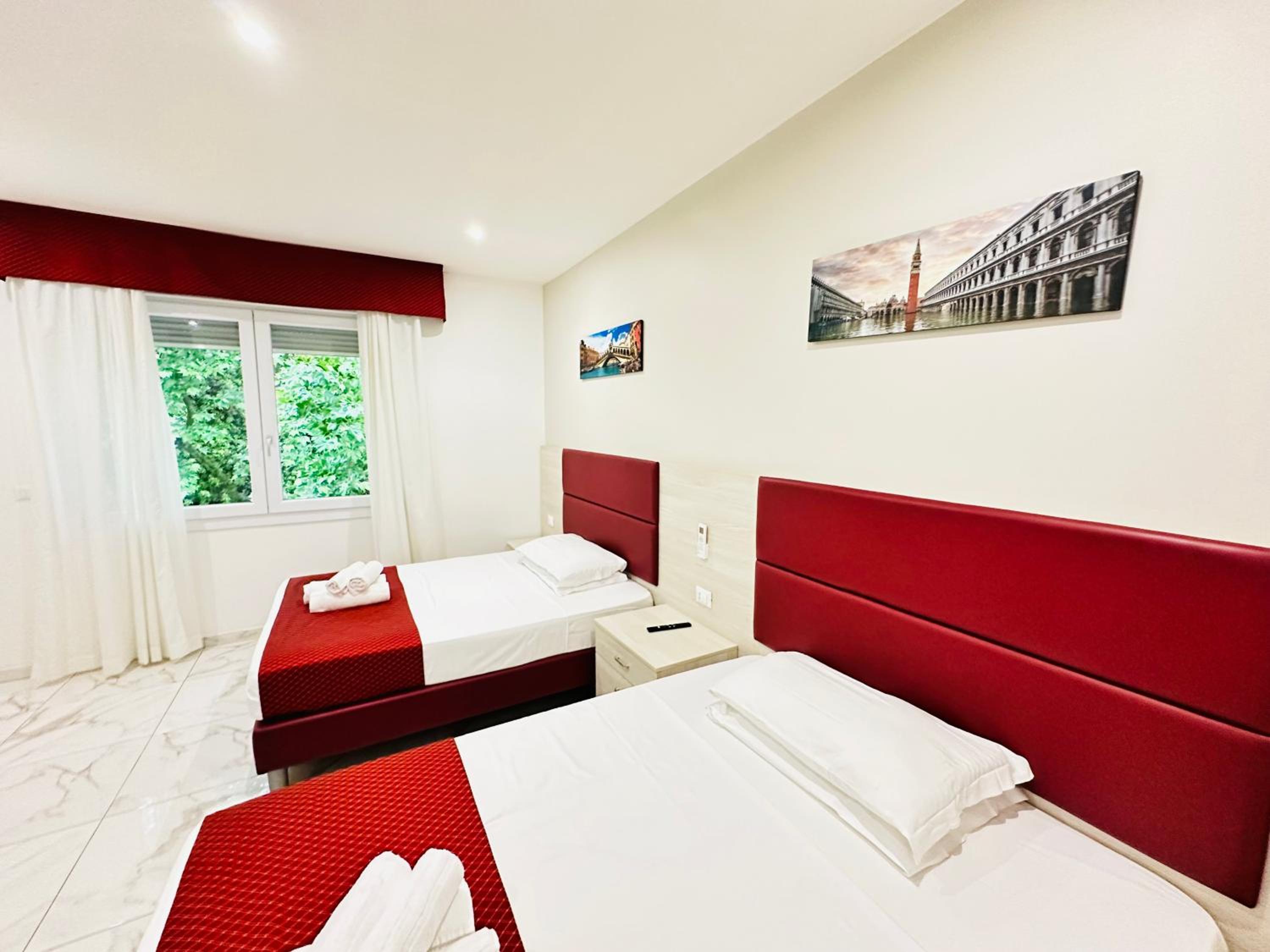 Quadruple Room - Photo 18