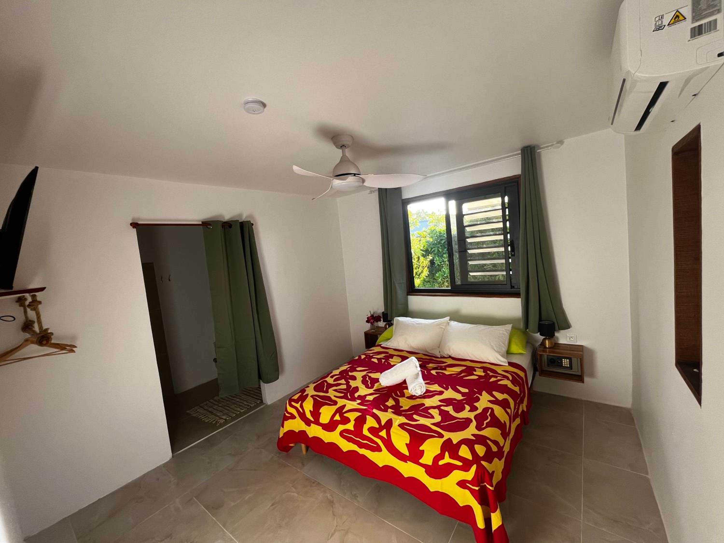 Deluxe Room (2 Adults + 1 Child)