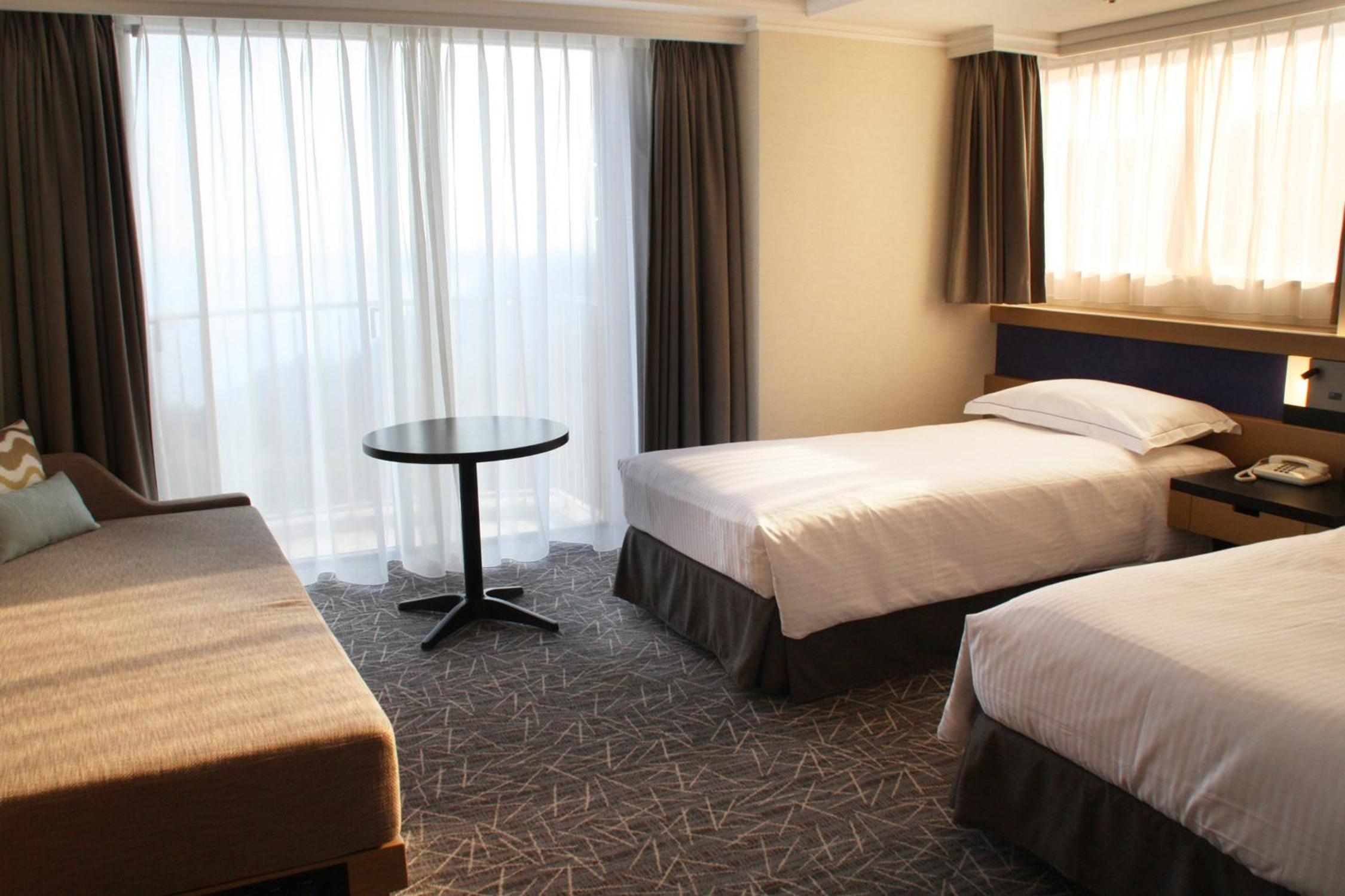 Hilton Corner Twin Room - Photo 8