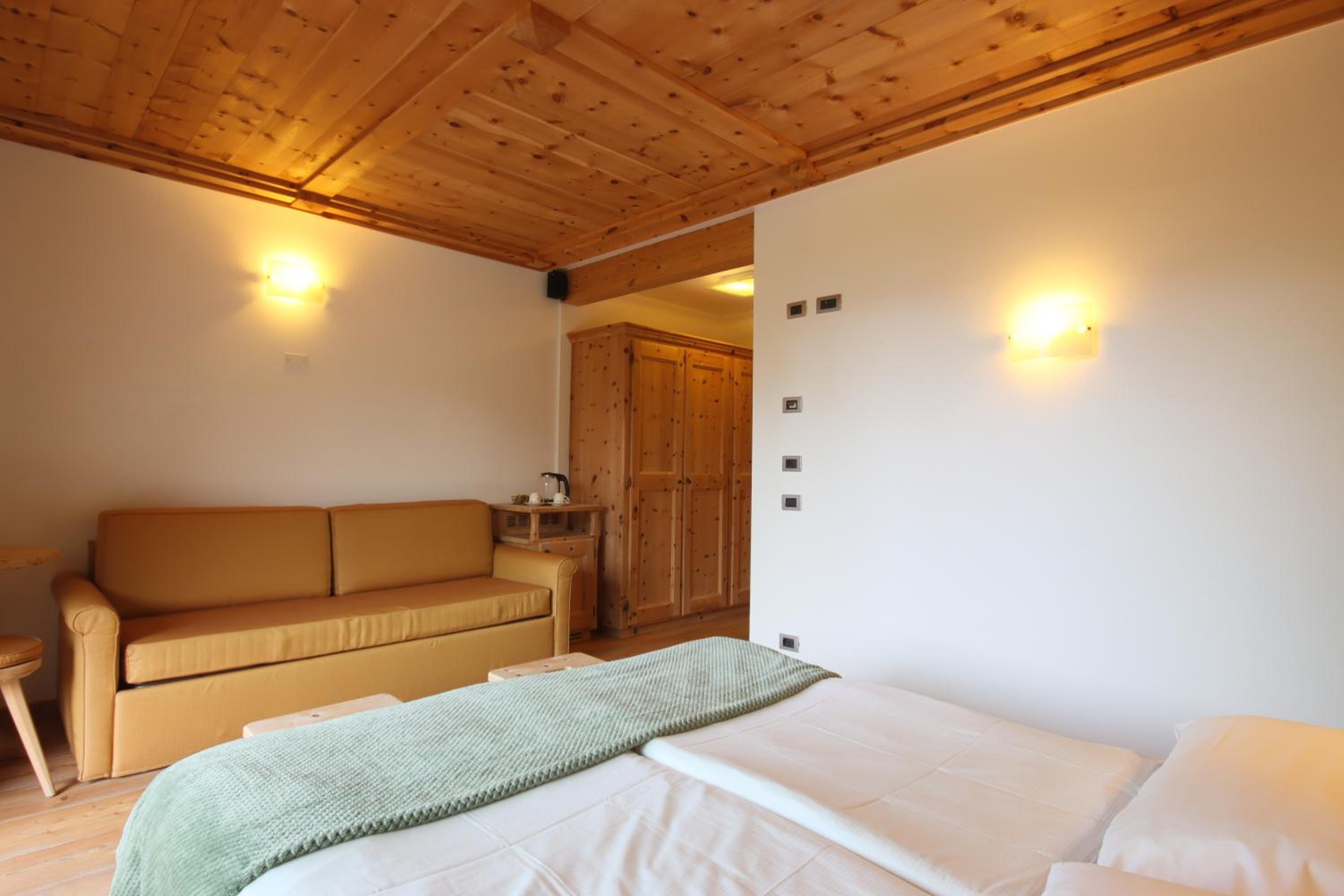 Double or Twin Room with Balcony - Photo 6