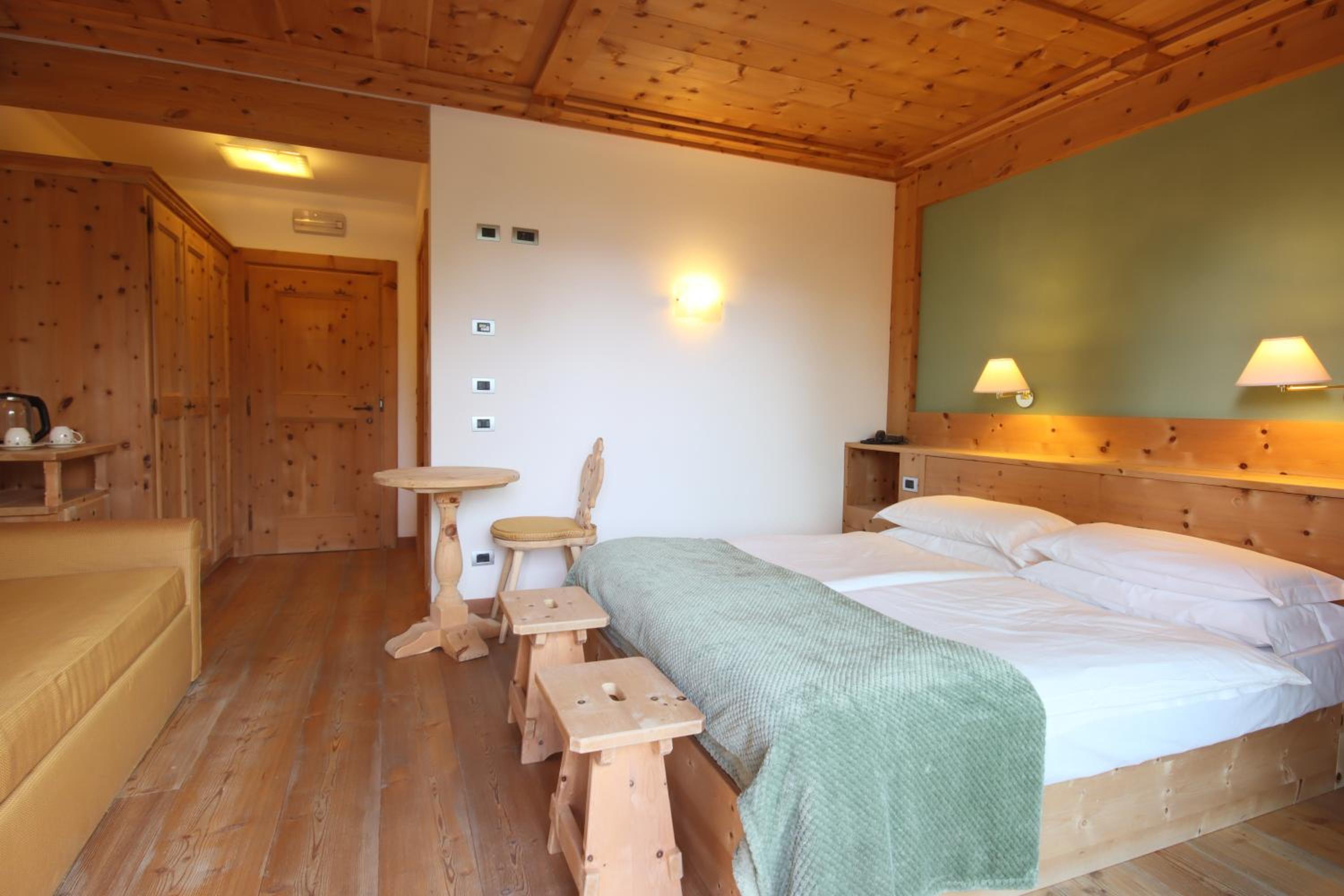 Double or Twin Room with Balcony - Photo 10