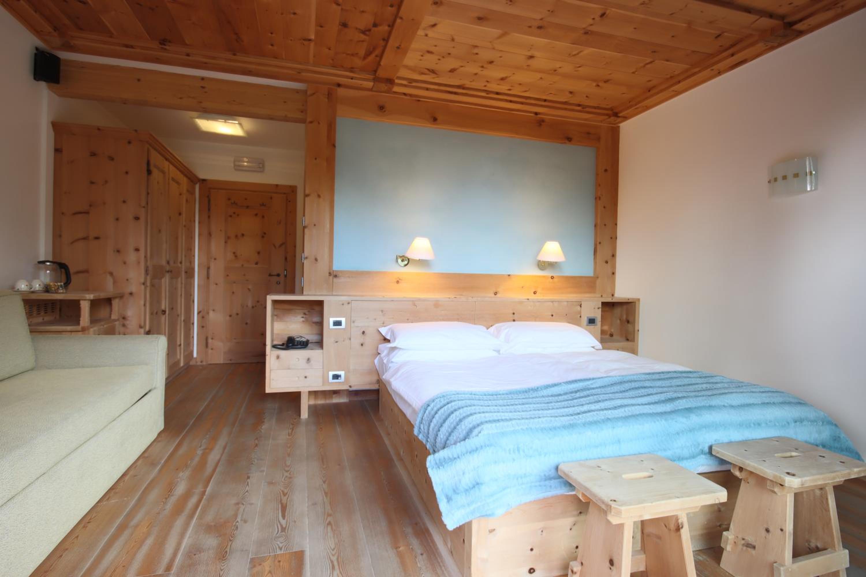 Double or Twin Room with Balcony - Photo 11