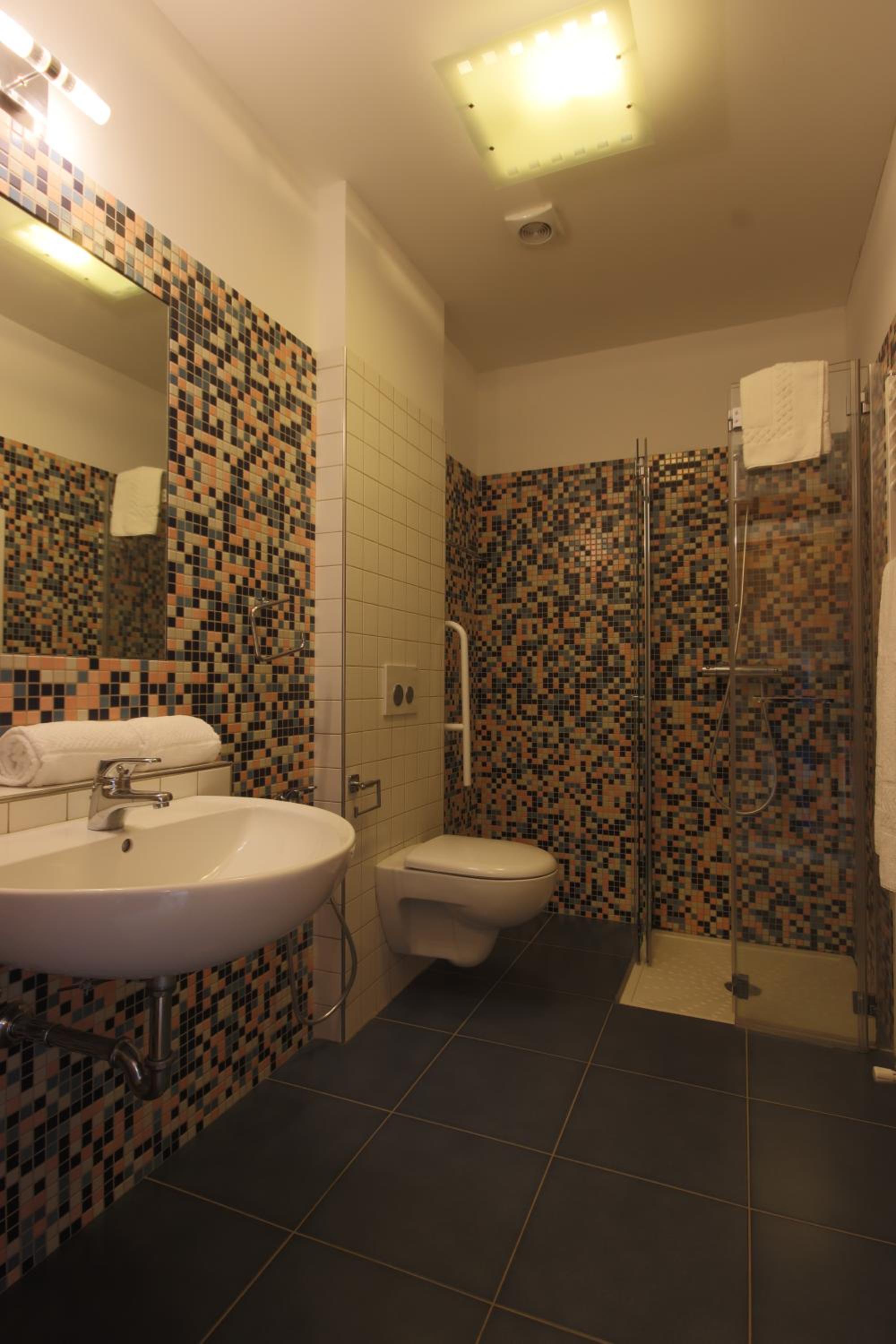 Double or Twin Room with Balcony - Photo 4