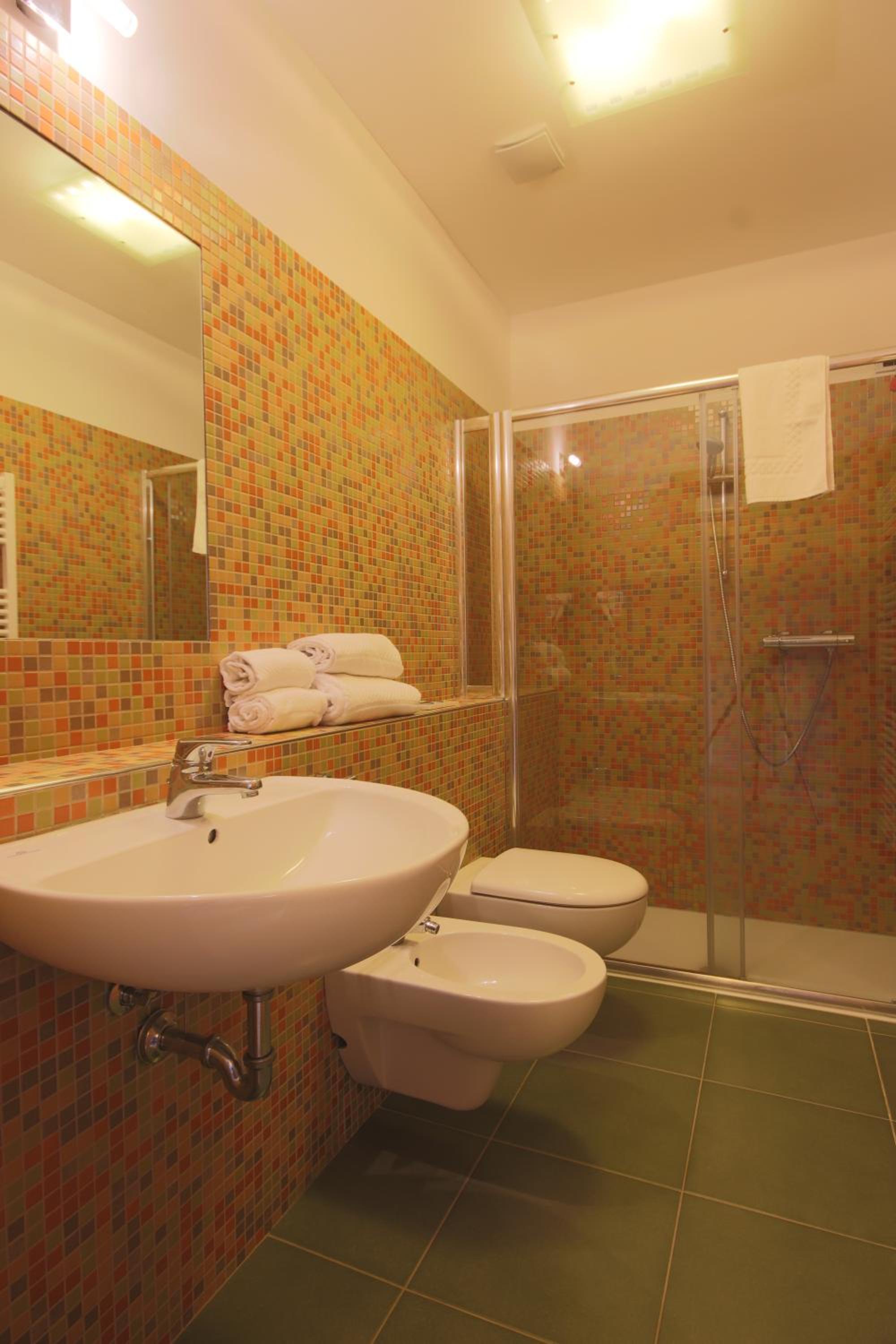 Double or Twin Room with Balcony - Photo 8