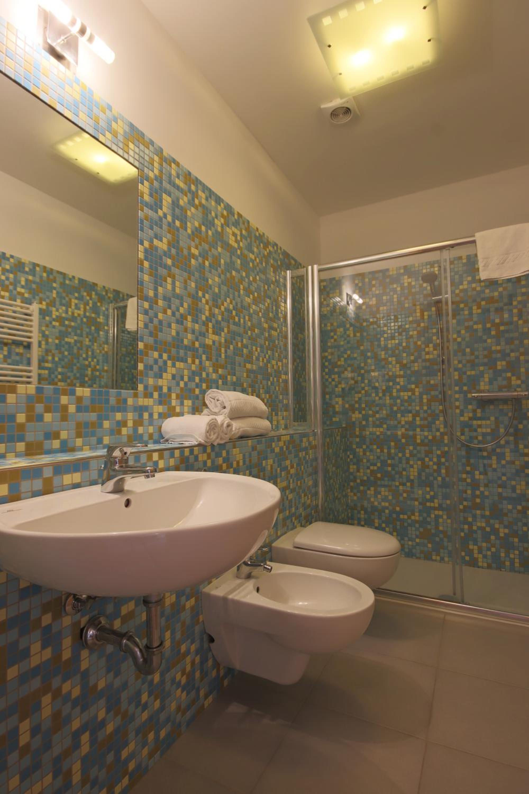 Double or Twin Room with Balcony - Photo 3