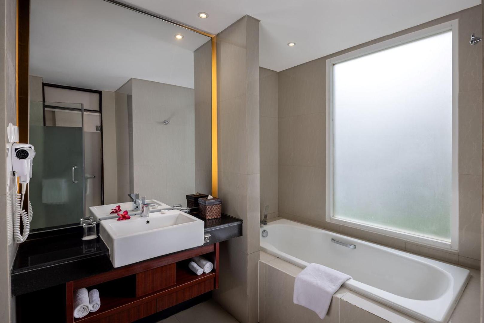 Deluxe Twin Room with Pool View photo 2