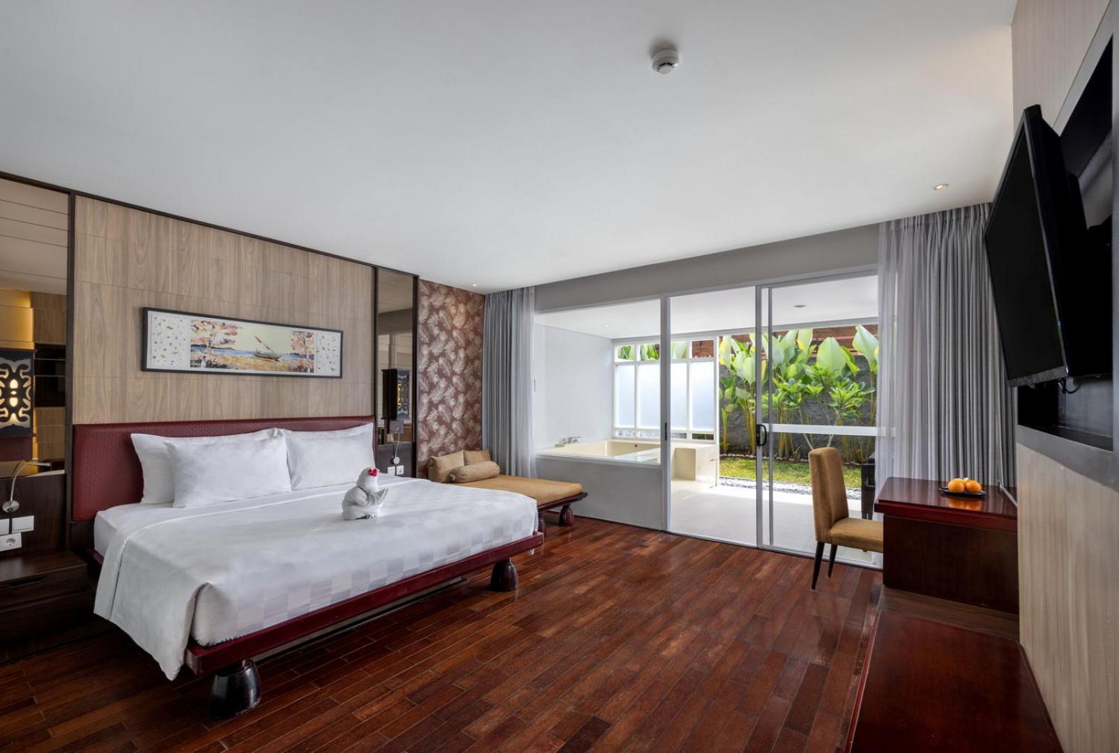 Grand Deluxe King Room with Spa Bath photo 2