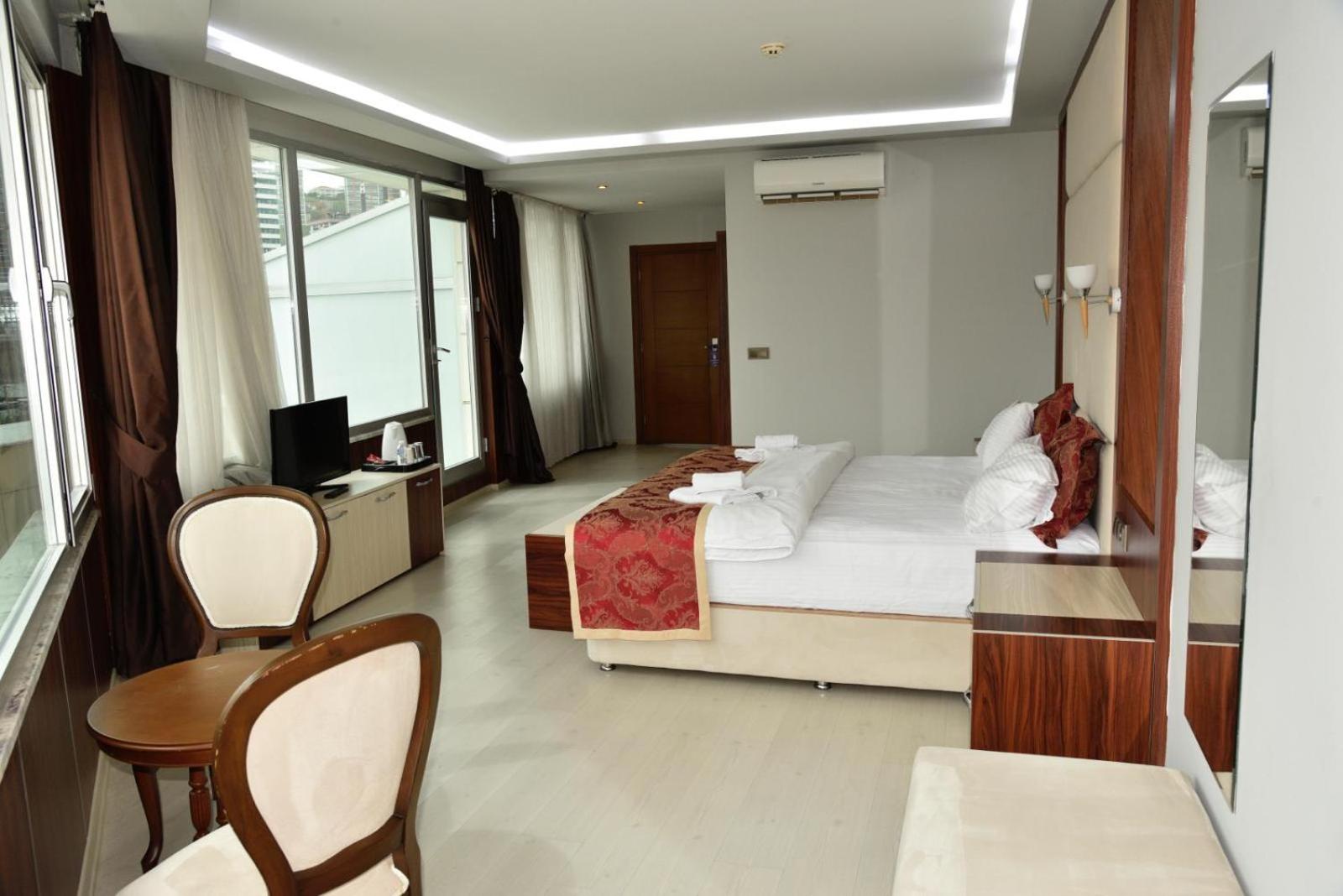 Deluxe Double Room with Balcony - Photo 1