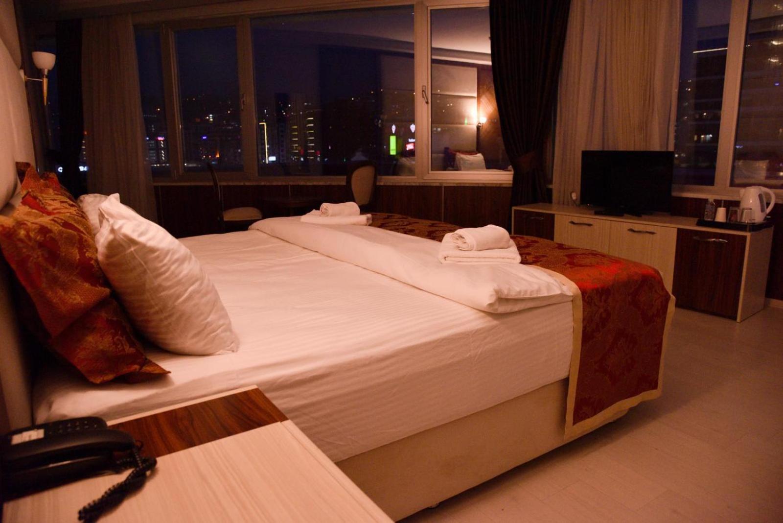Deluxe Double Room with Balcony - Photo 11