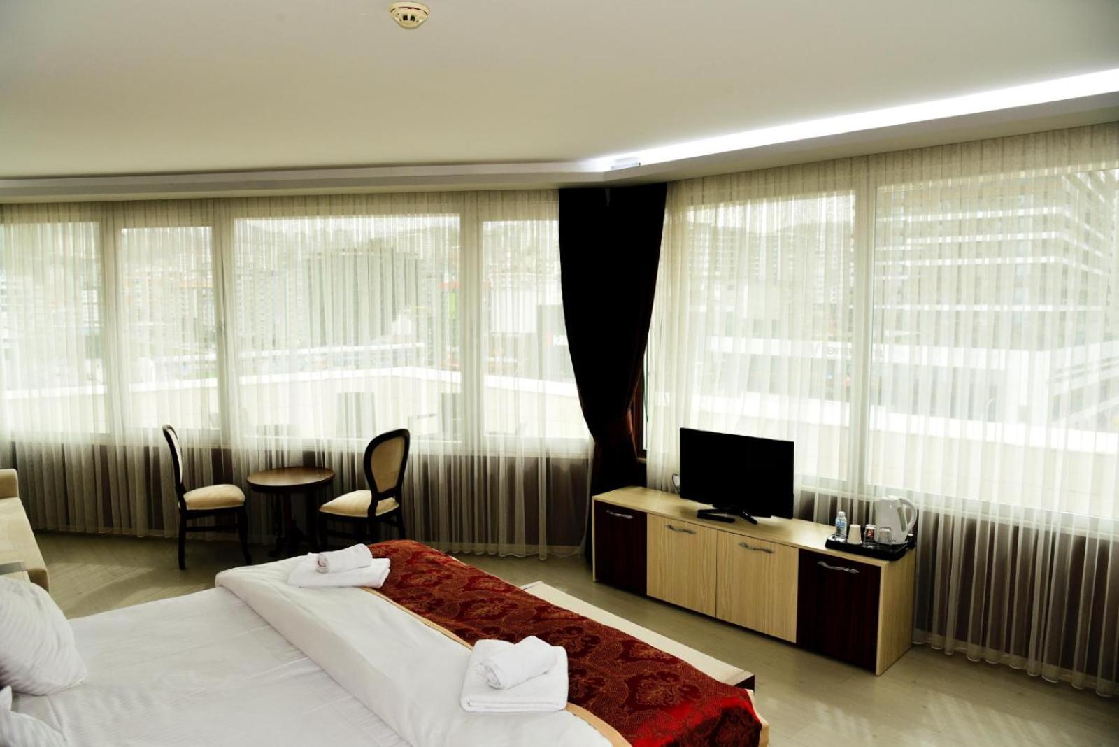 Deluxe Double Room with Balcony - Photo 8