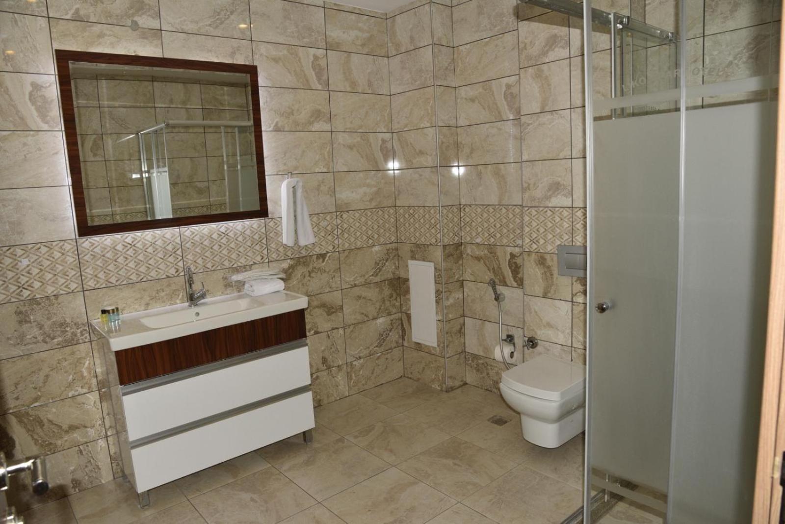 Deluxe Double Room with Balcony - Photo 7