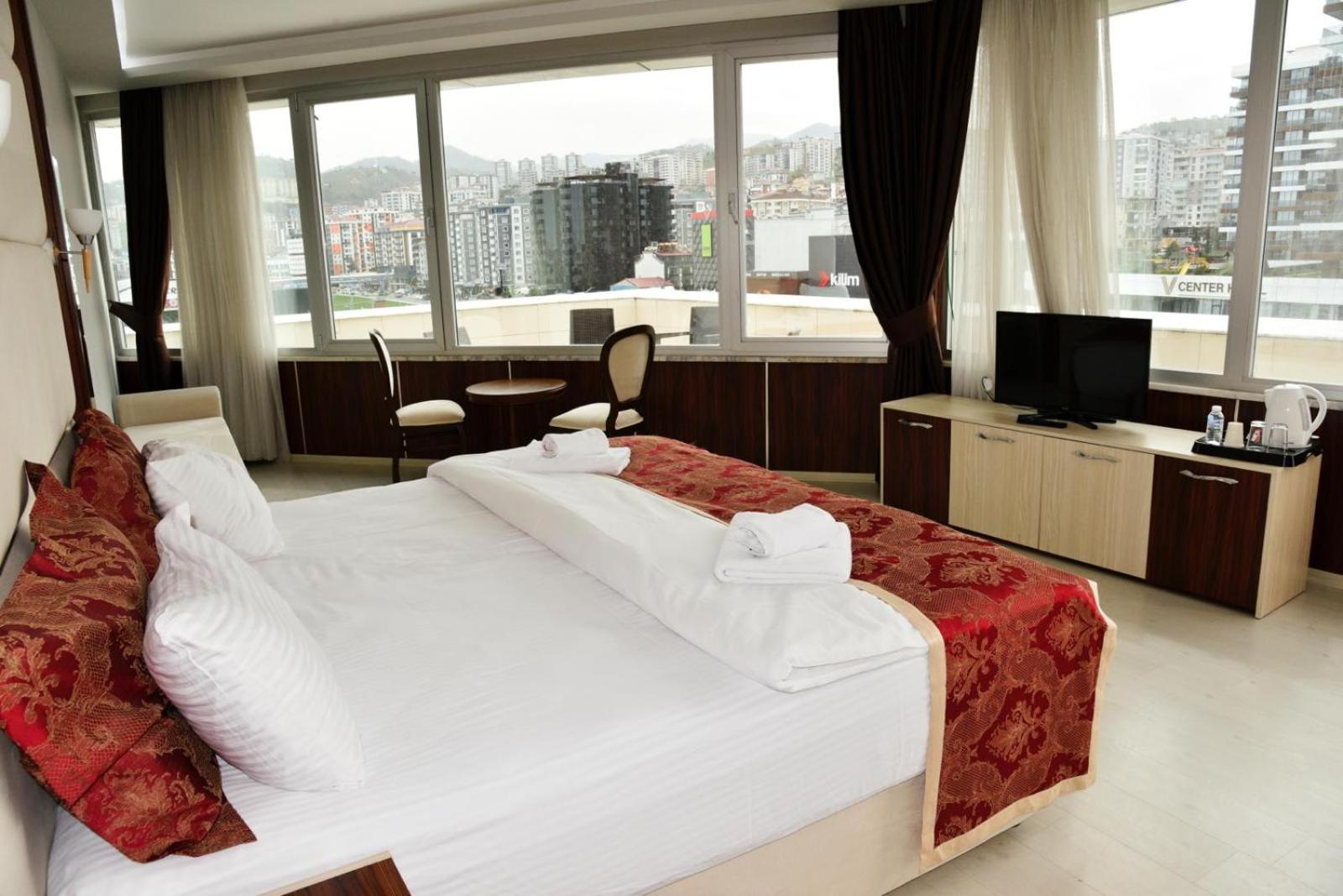 Deluxe Double Room with Balcony - Photo 6
