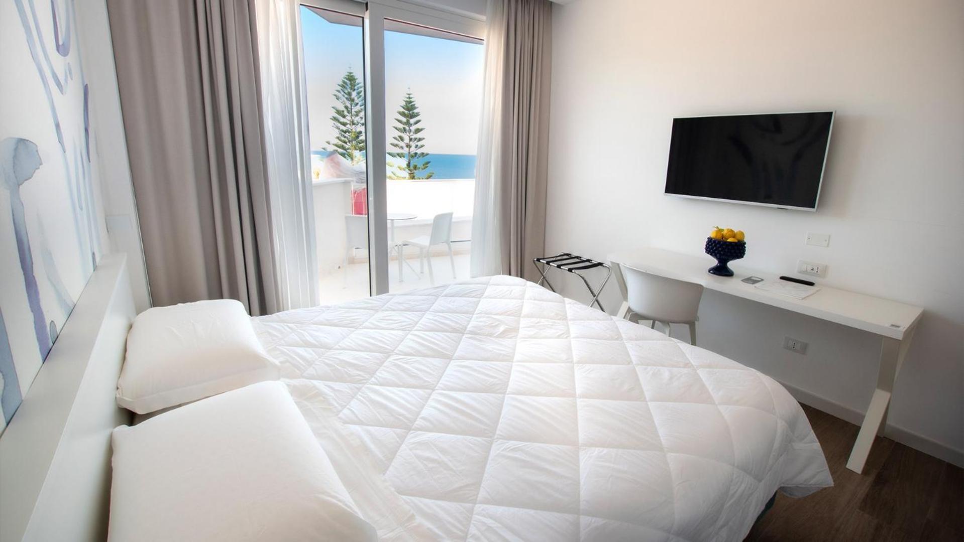 Deluxe Double or Twin Room with Sea View - Photo 4