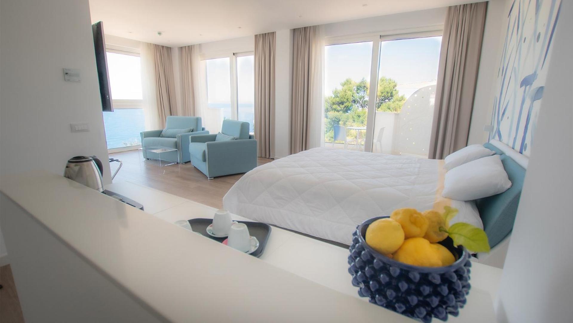 Deluxe Suite with Sea View - Photo 6