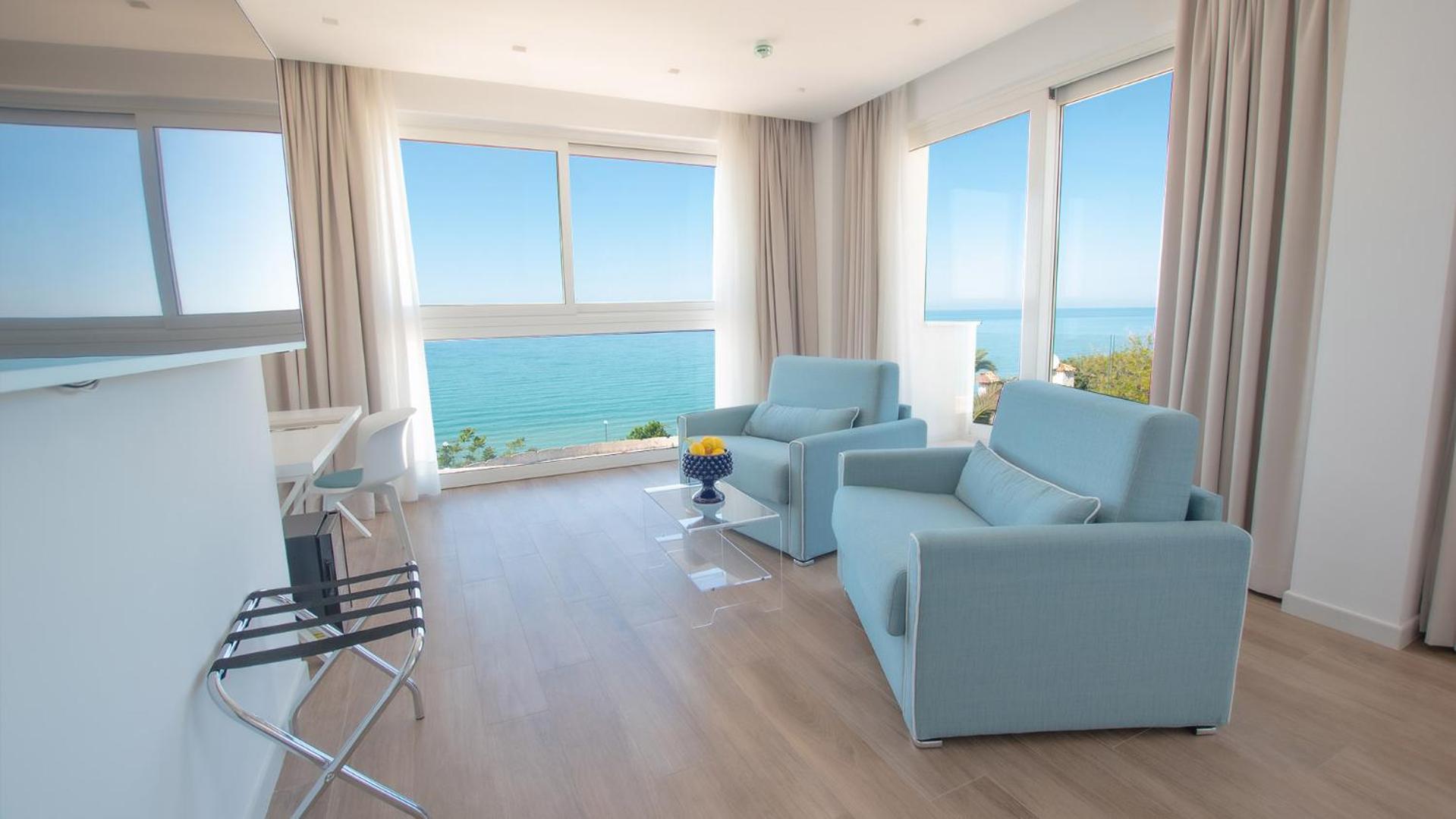 Deluxe Suite with Sea View - Photo 2