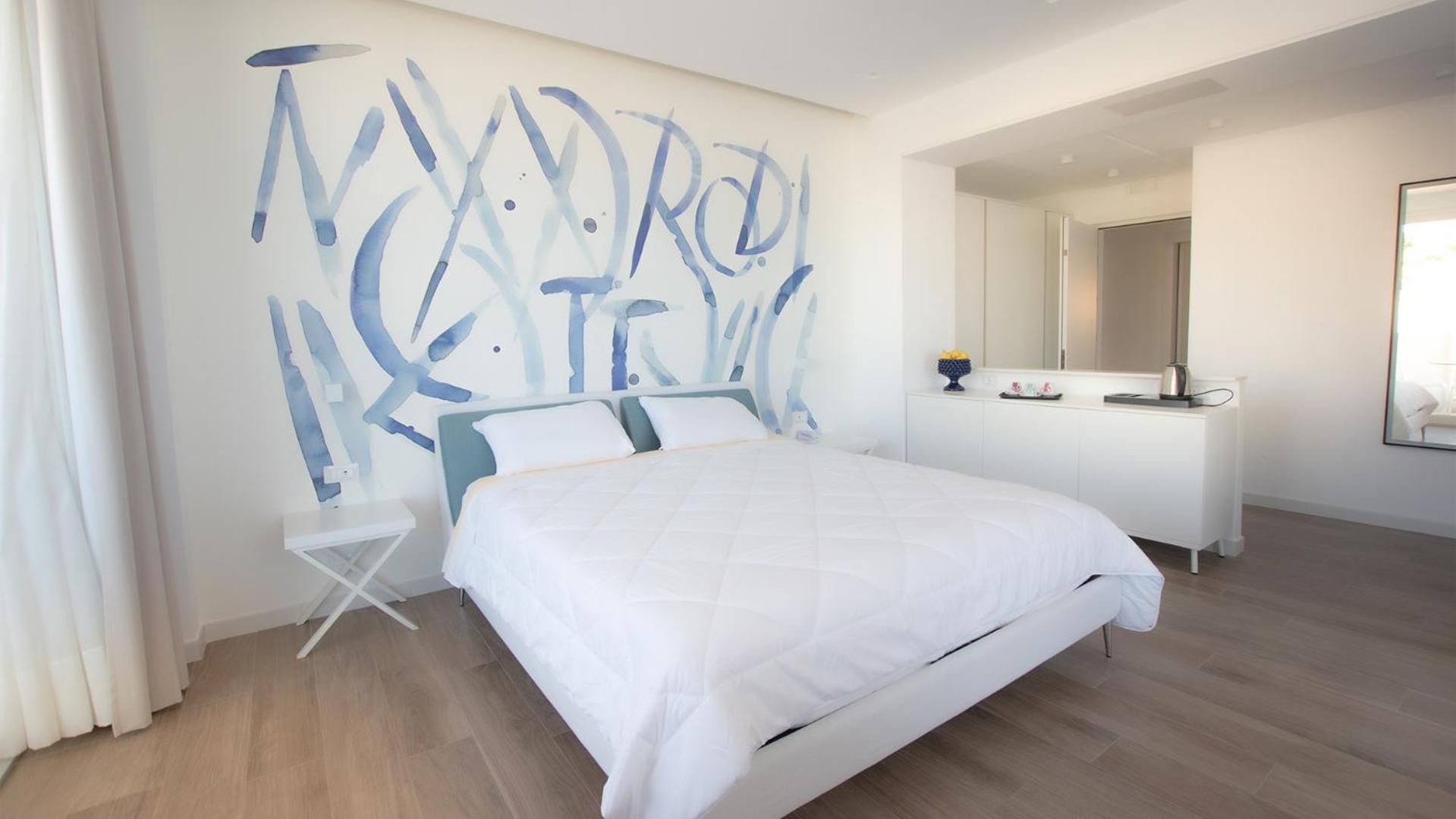 Deluxe Suite with Sea View - Photo 1
