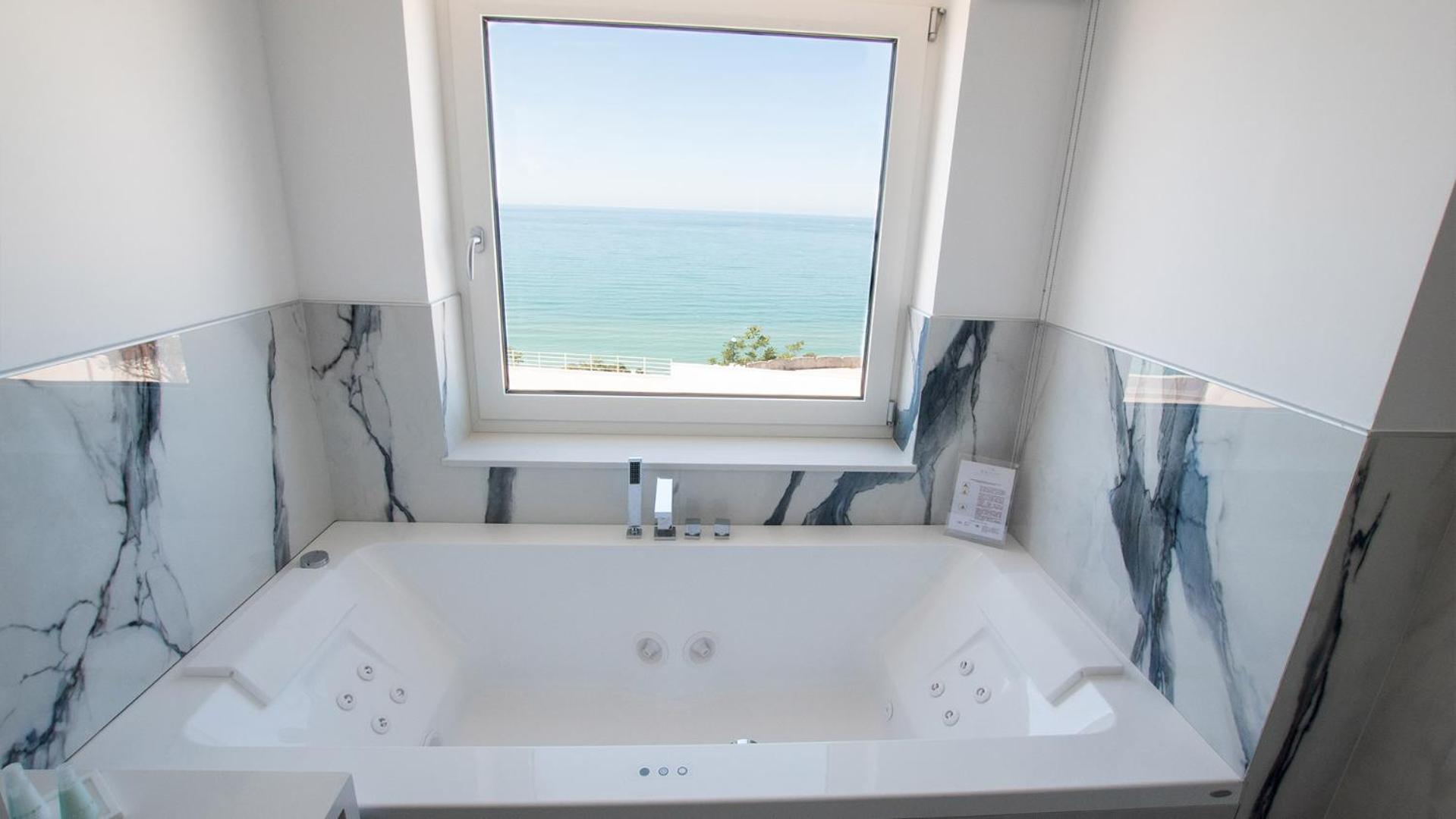 Deluxe Suite with Sea View - Photo 8