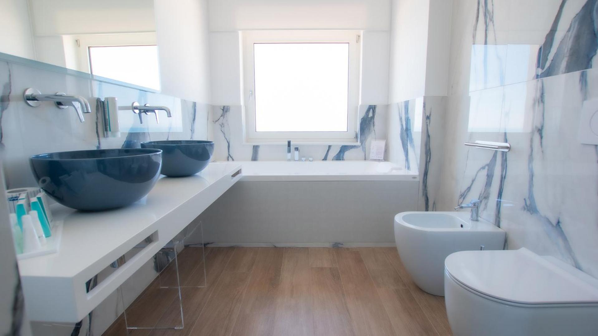 Deluxe Suite with Sea View - Photo 7