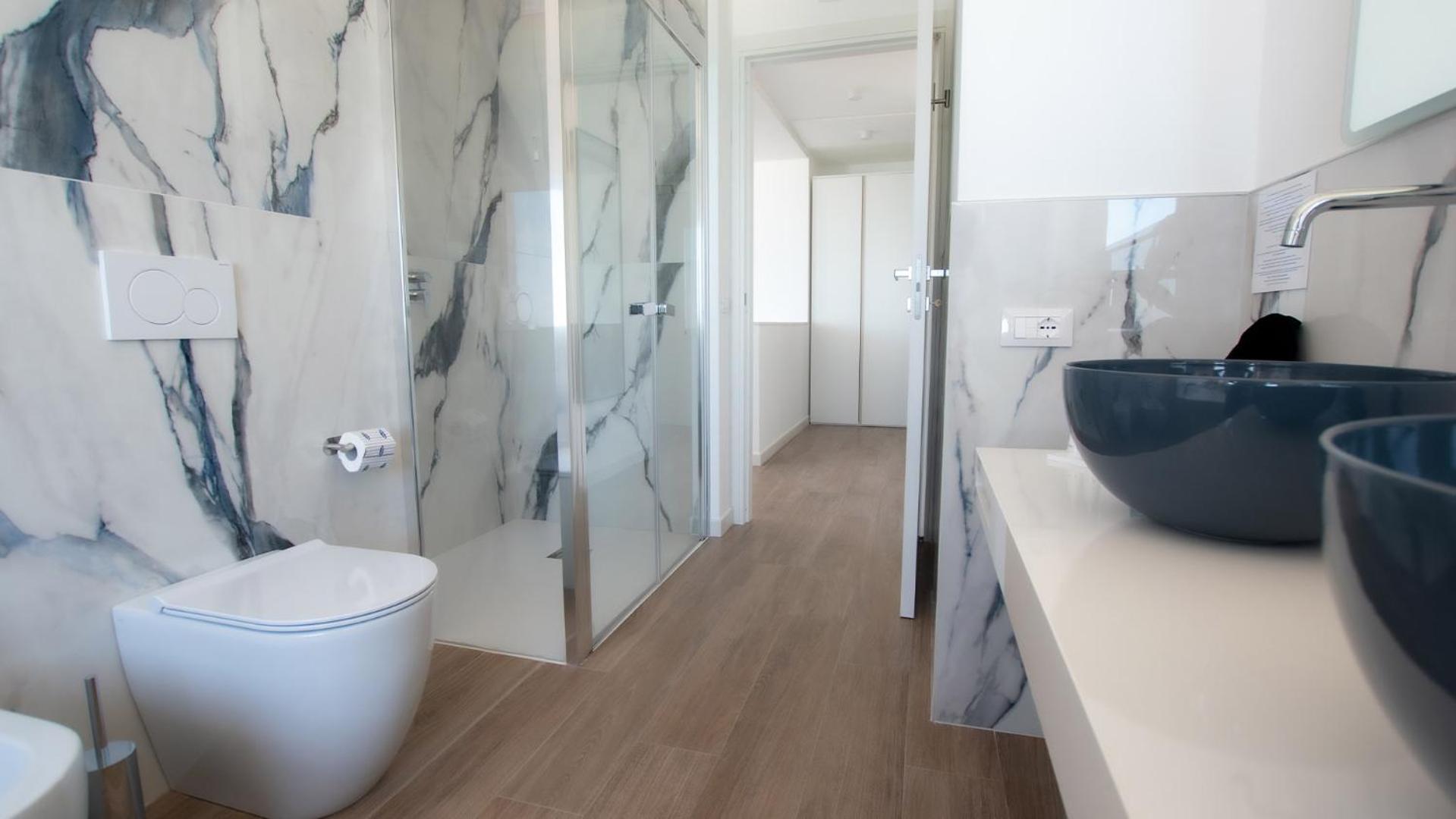 Deluxe Suite with Sea View - Photo 9