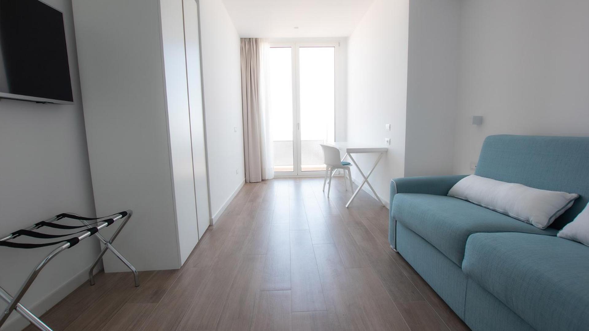Deluxe Suite with Sea View - Photo 5