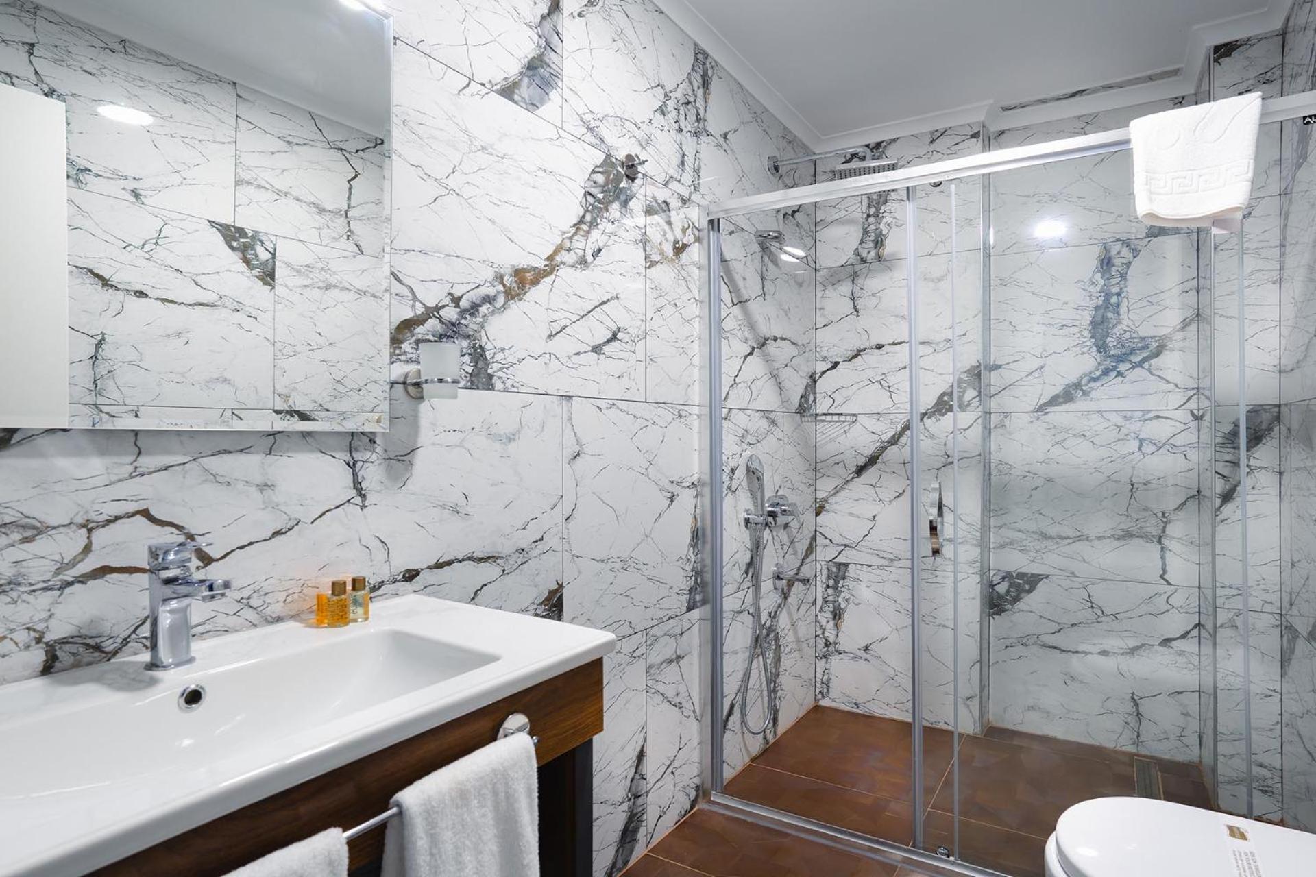 Queen Suite - Photo 6