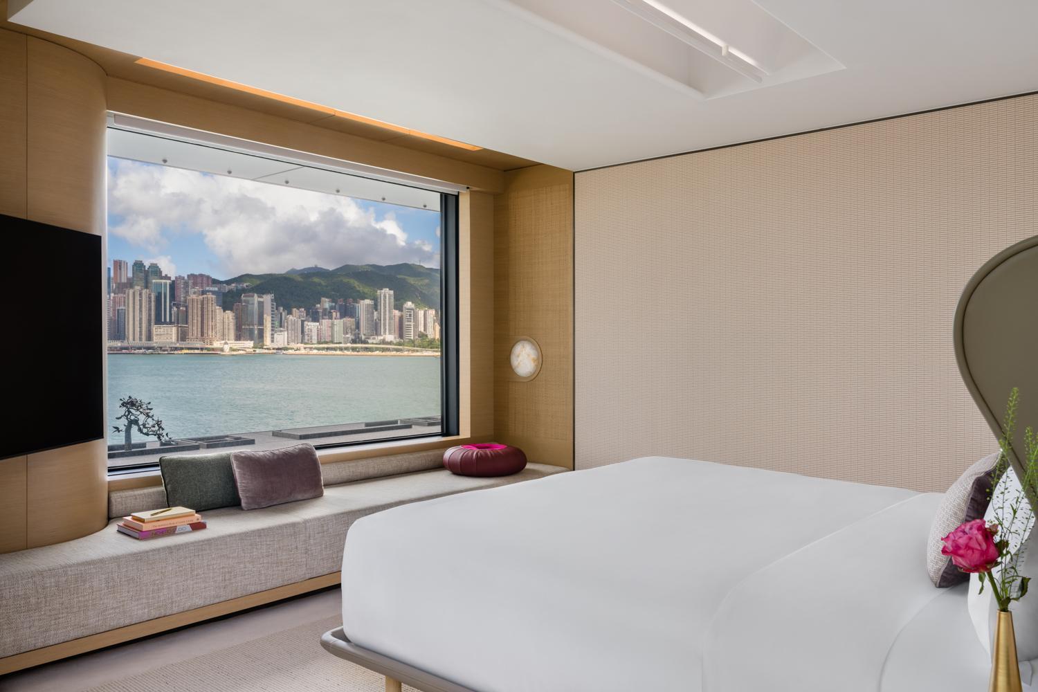 1 King Suite with Sea View - Regent Club Access