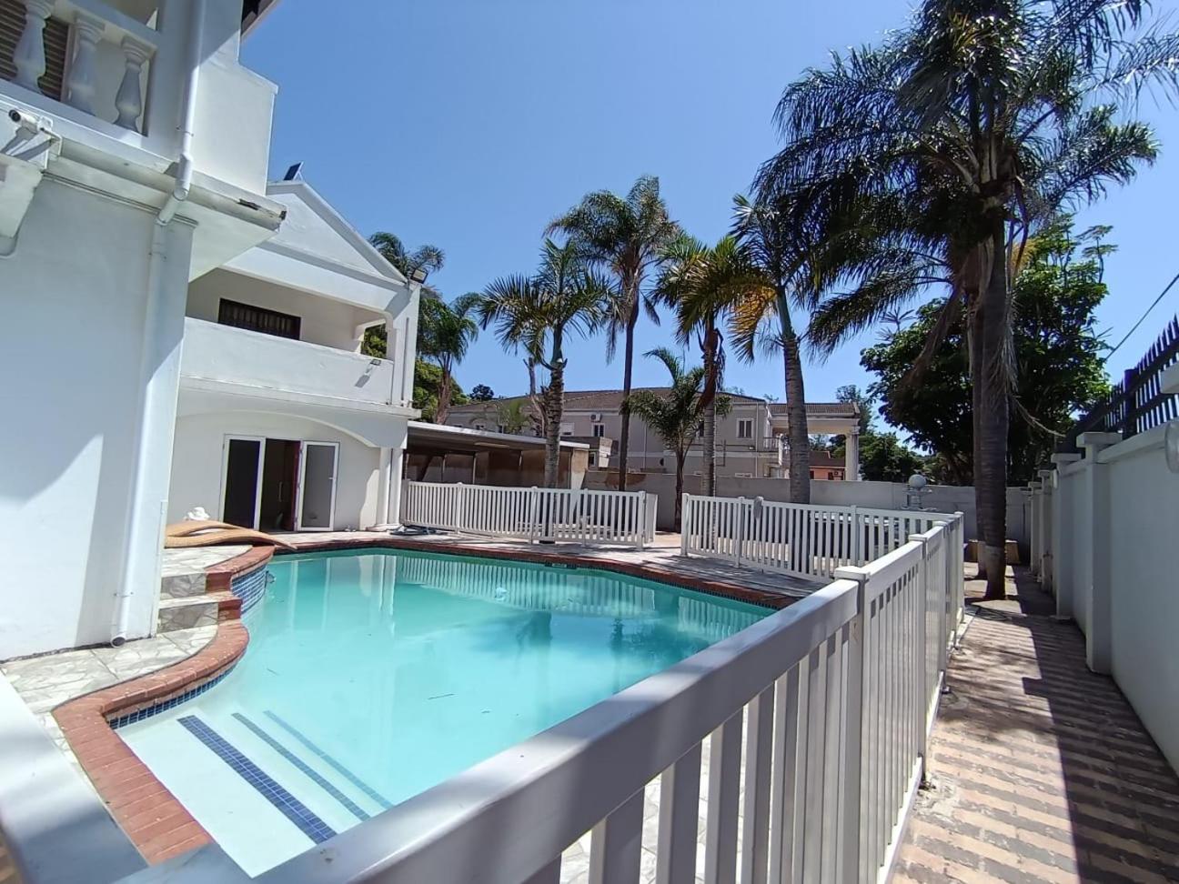 Six-Bedroom House - Photo 5