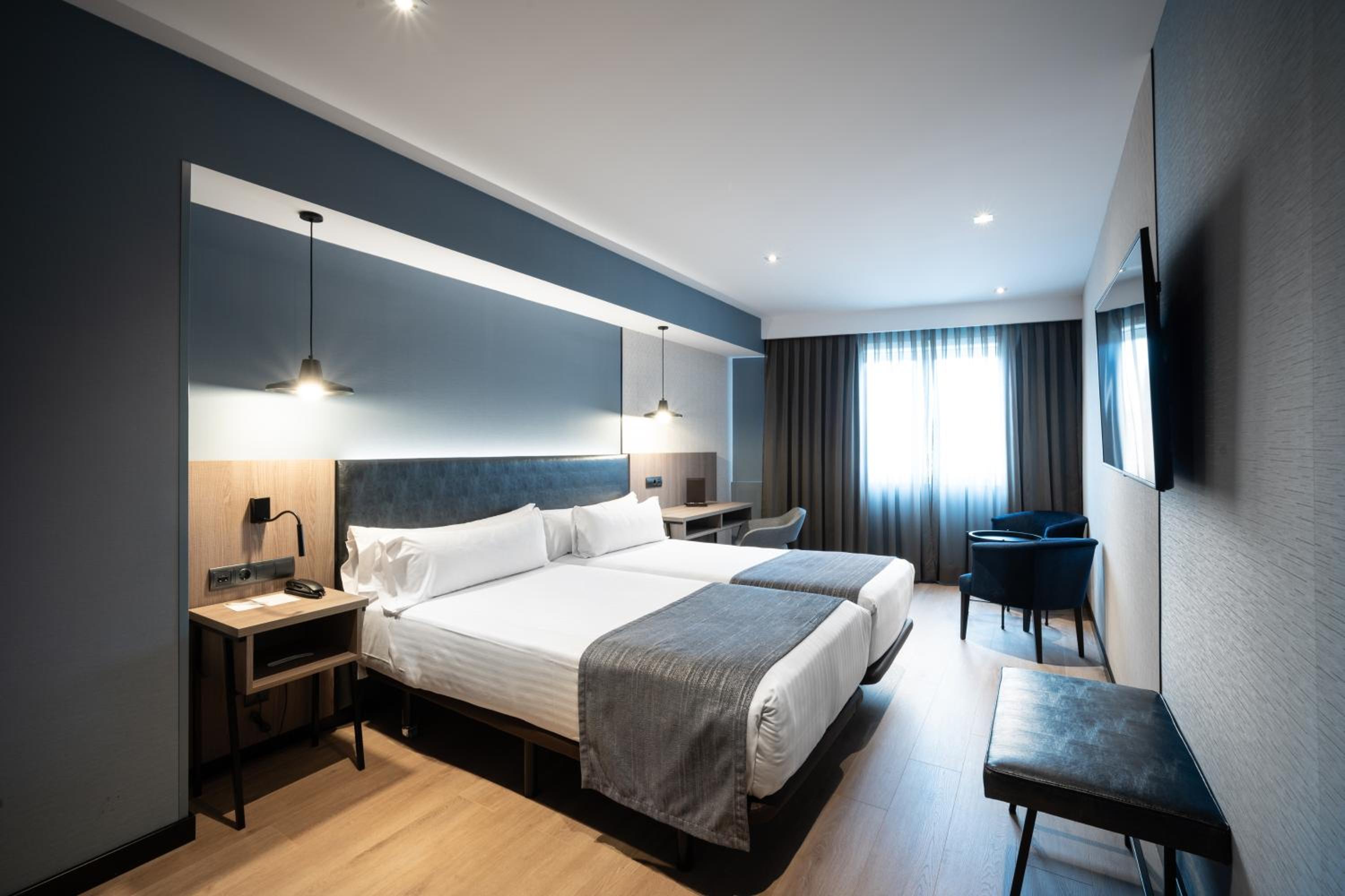 Double or Twin Room with Terrace and Spa Access thumbnail 6