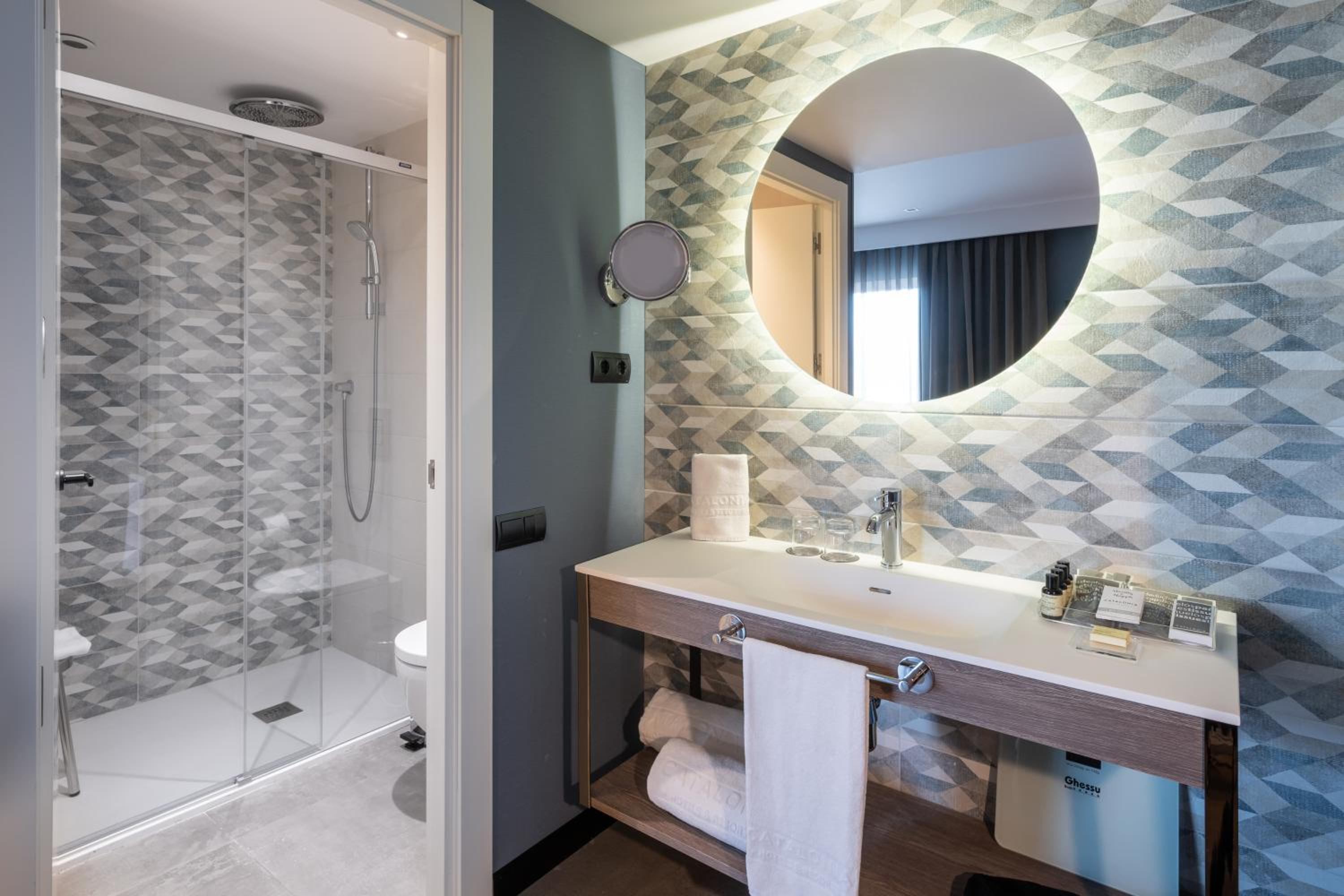 Double or Twin Room with Terrace and Spa Access thumbnail 5