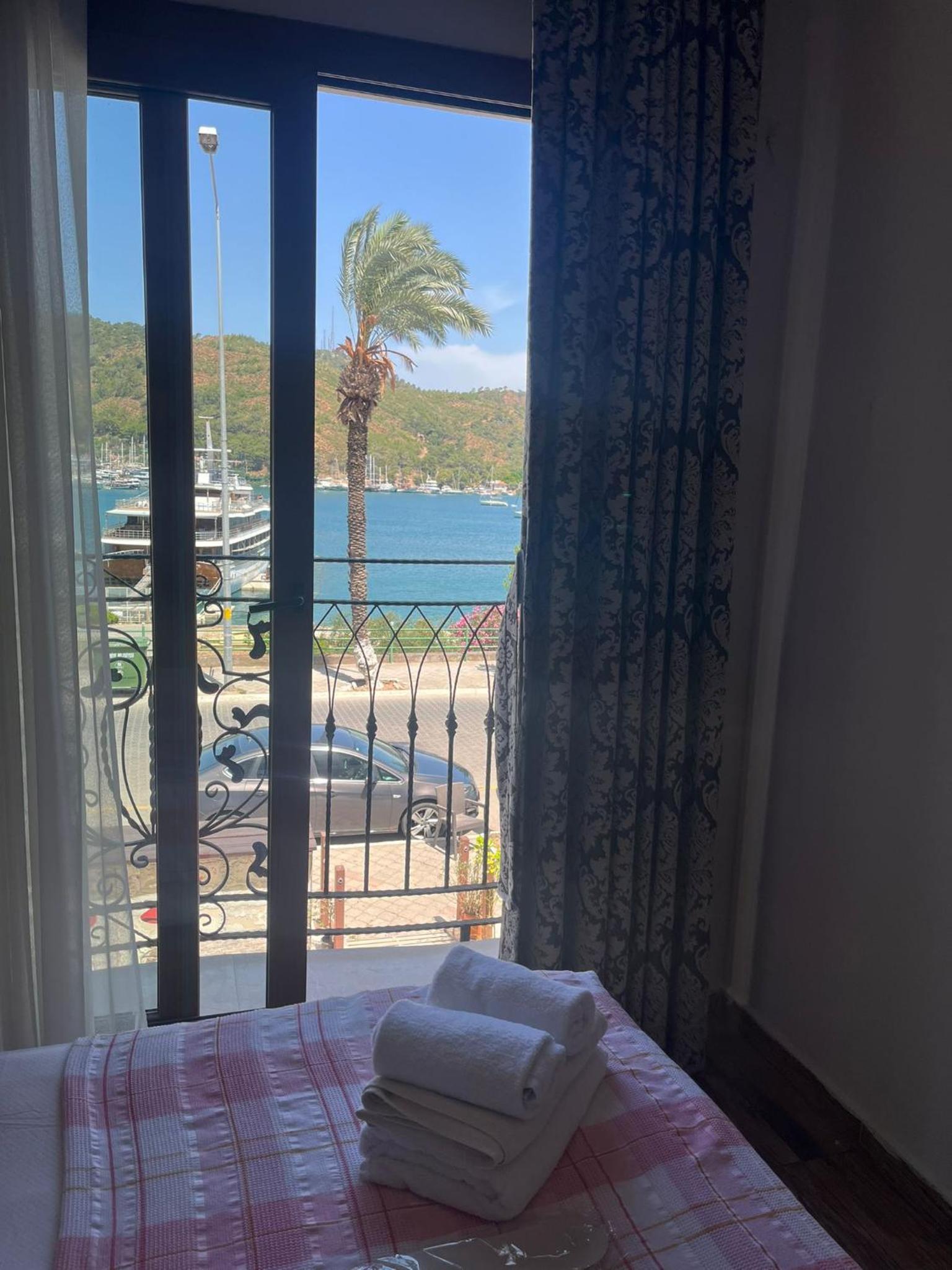 Deluxe Double Room with Balcony and Sea View - Photo 4