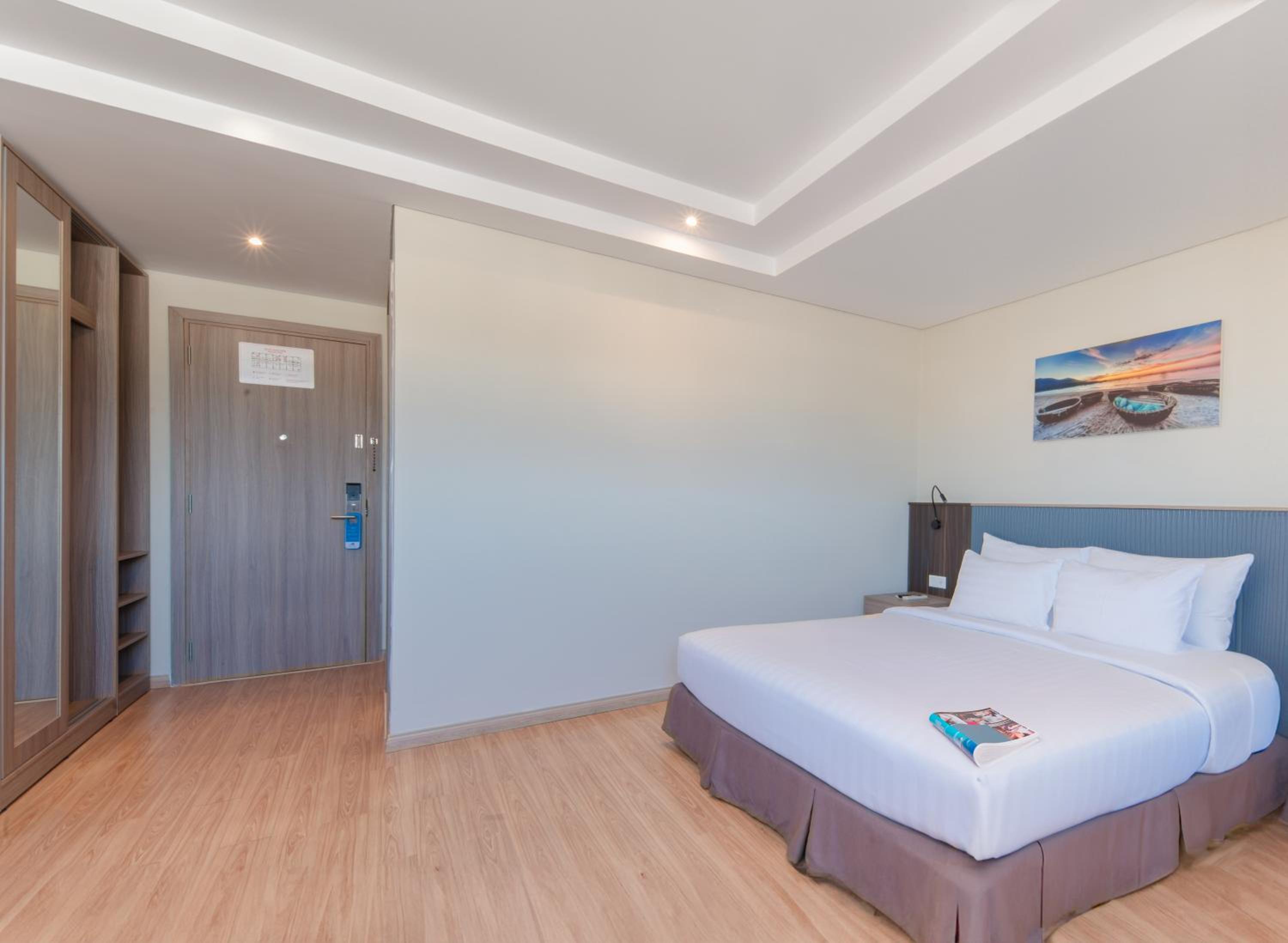 Superior Room with City View - Photo 4