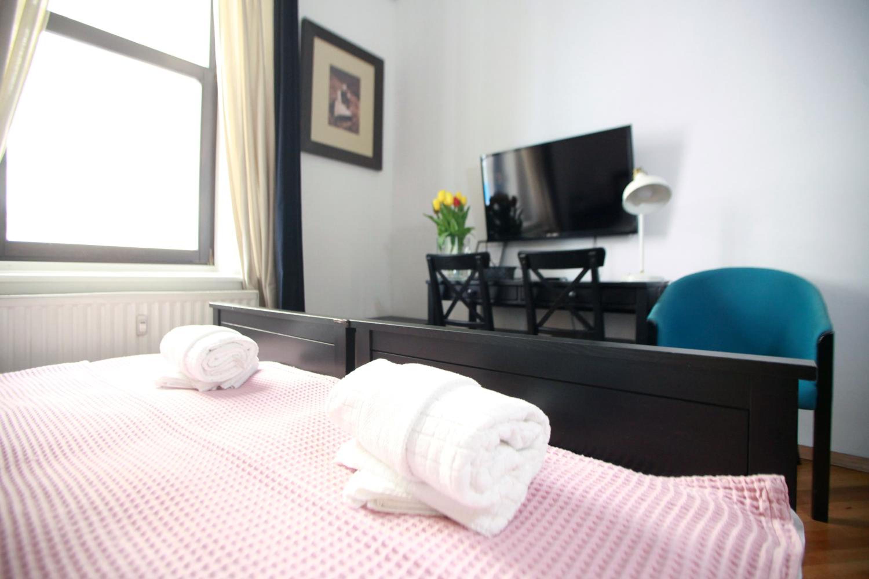 Twin Room with Private Bathroom - Photo 8