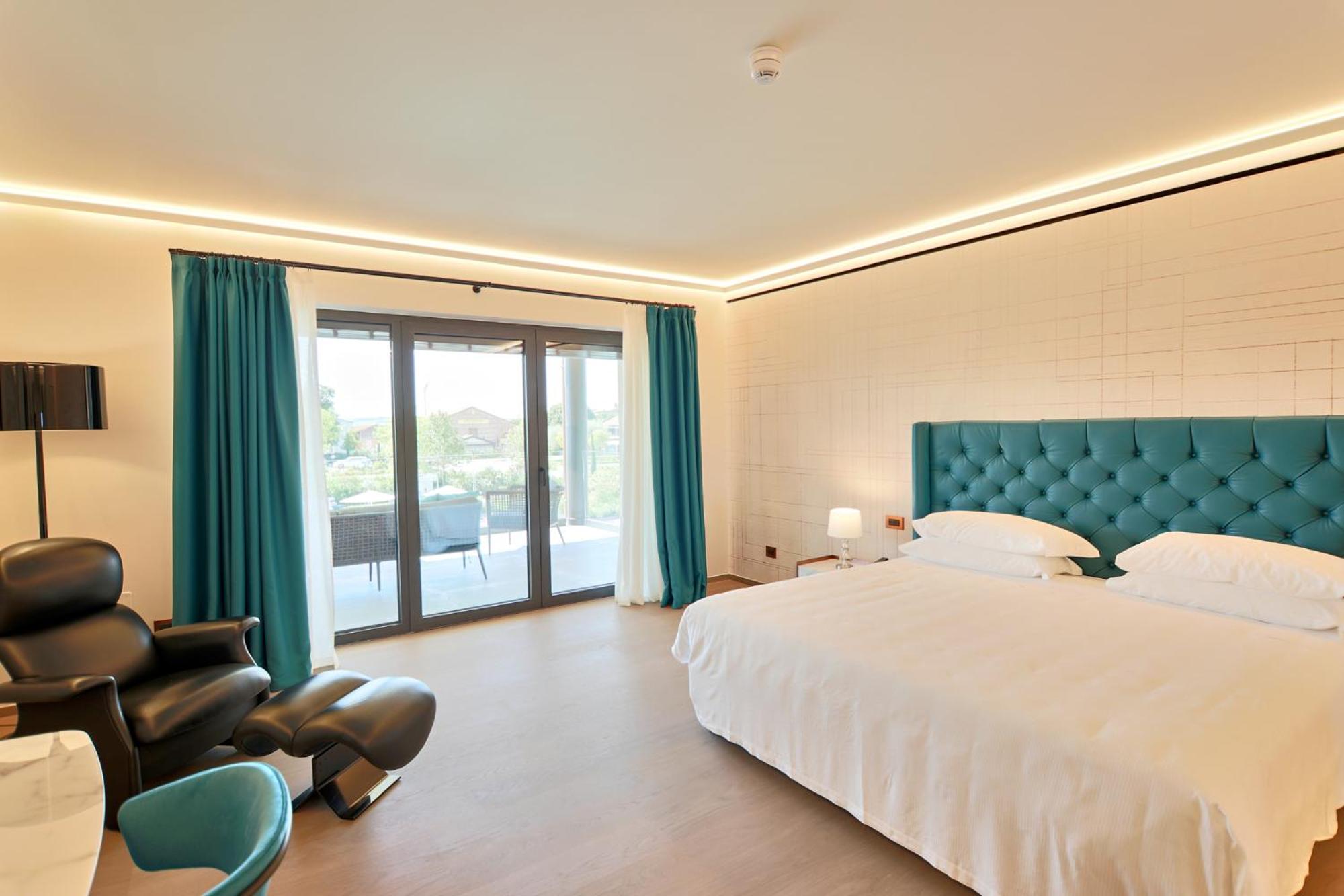 Presidential Suite with Spa Access photo 3