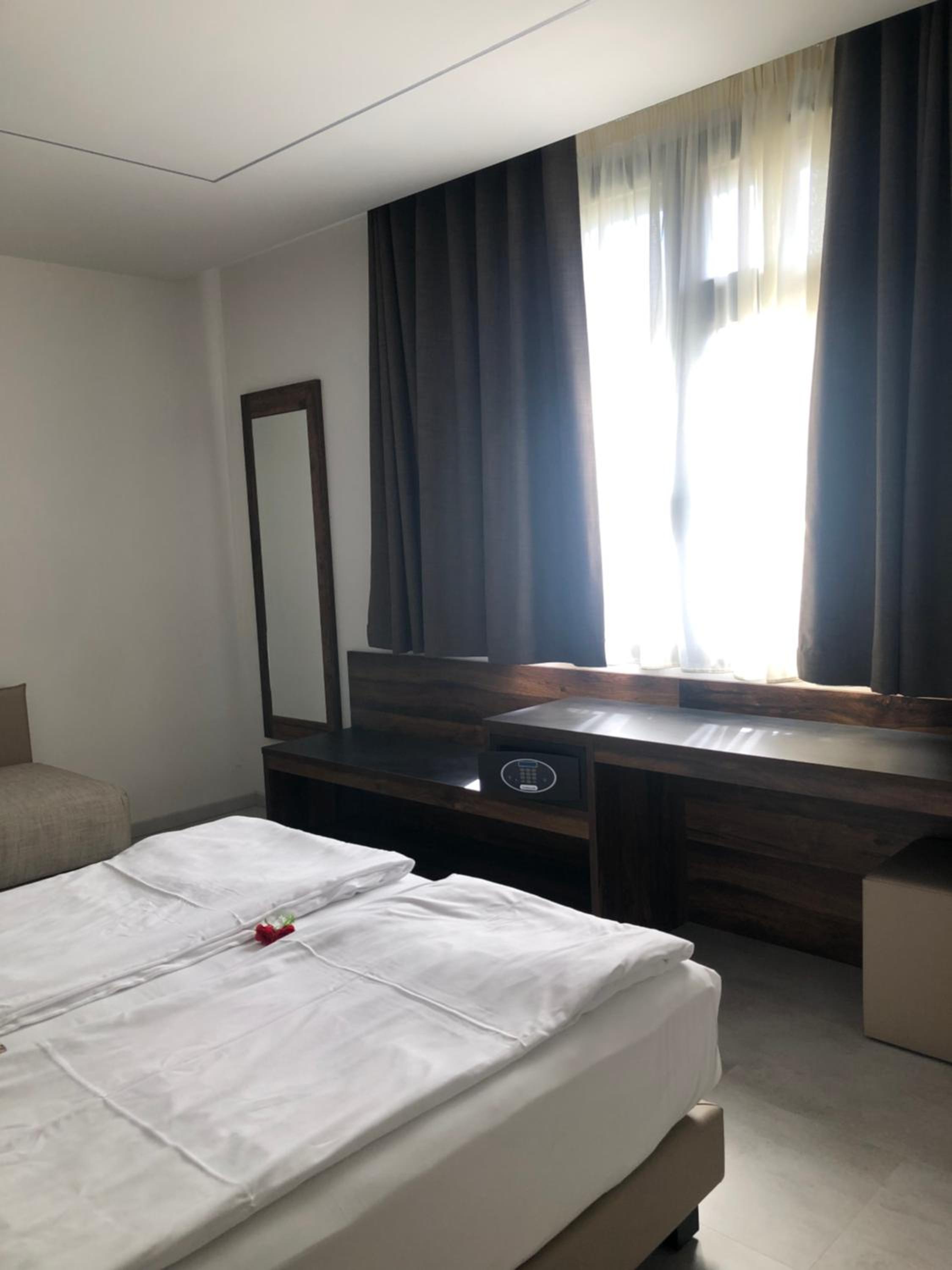King Room with Balcony - Photo 4