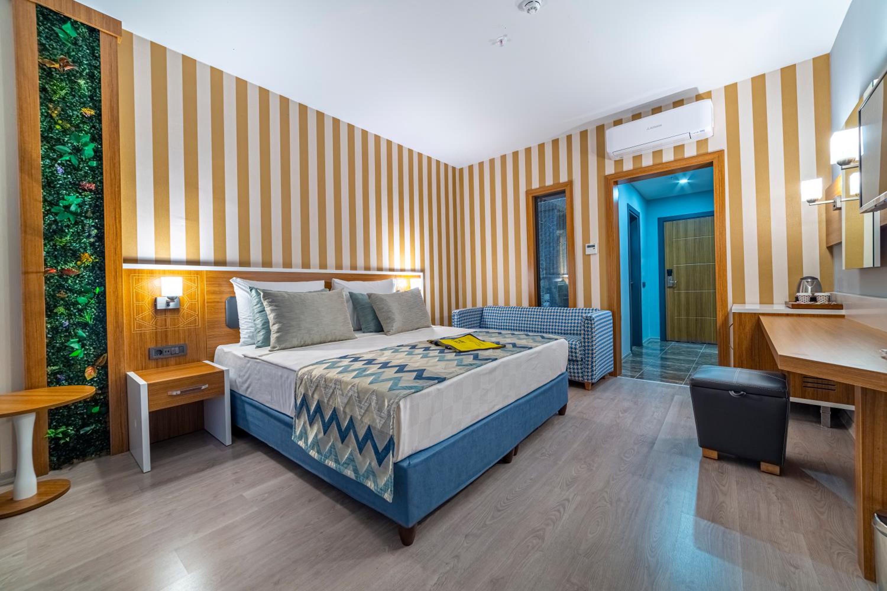Standard Double Room thumbnail 6