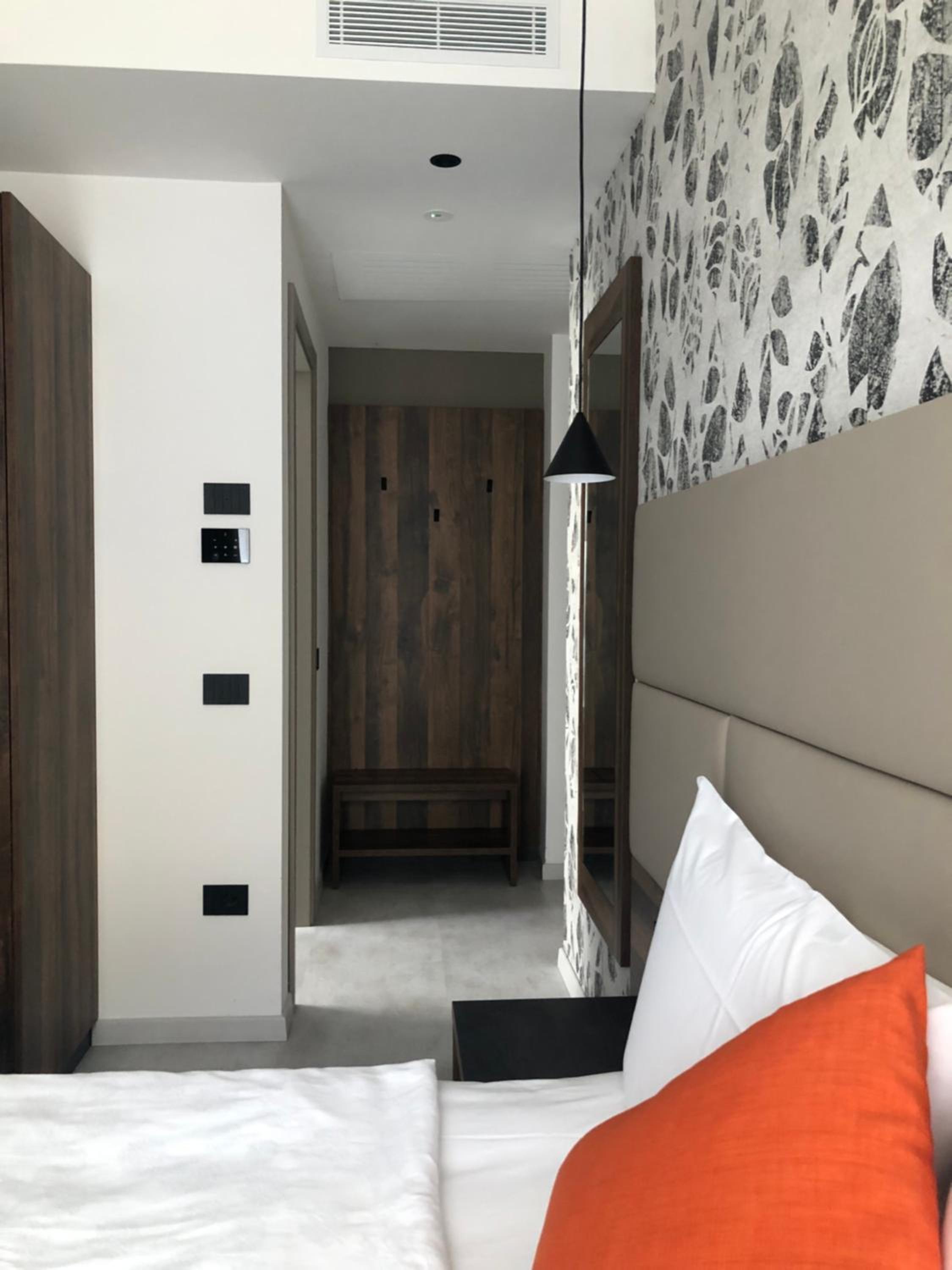 King Room with Balcony - Photo 8