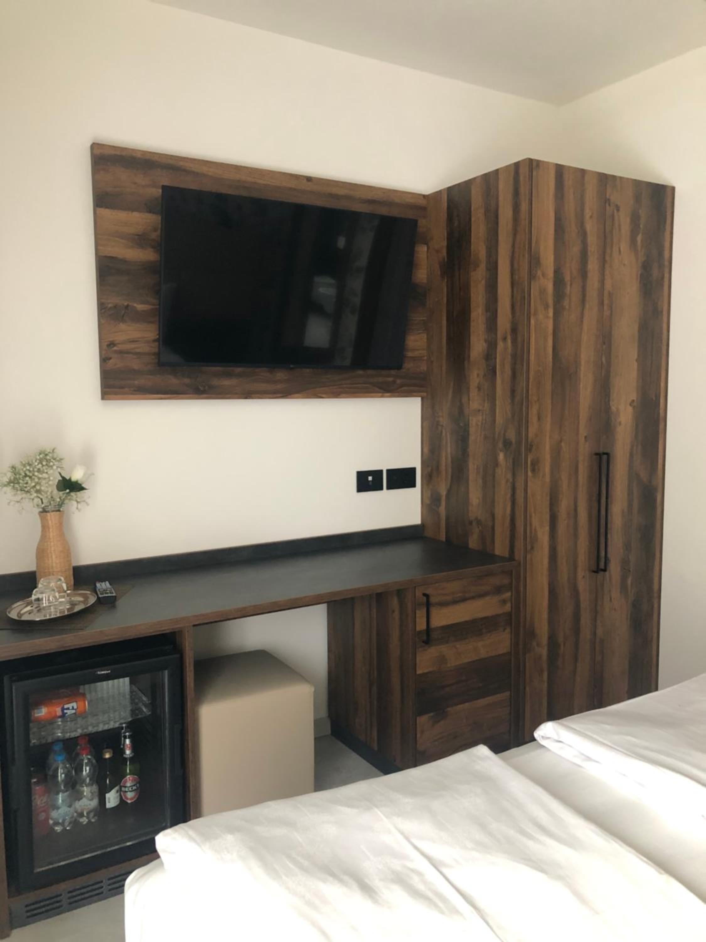 King Room with Balcony - Photo 9