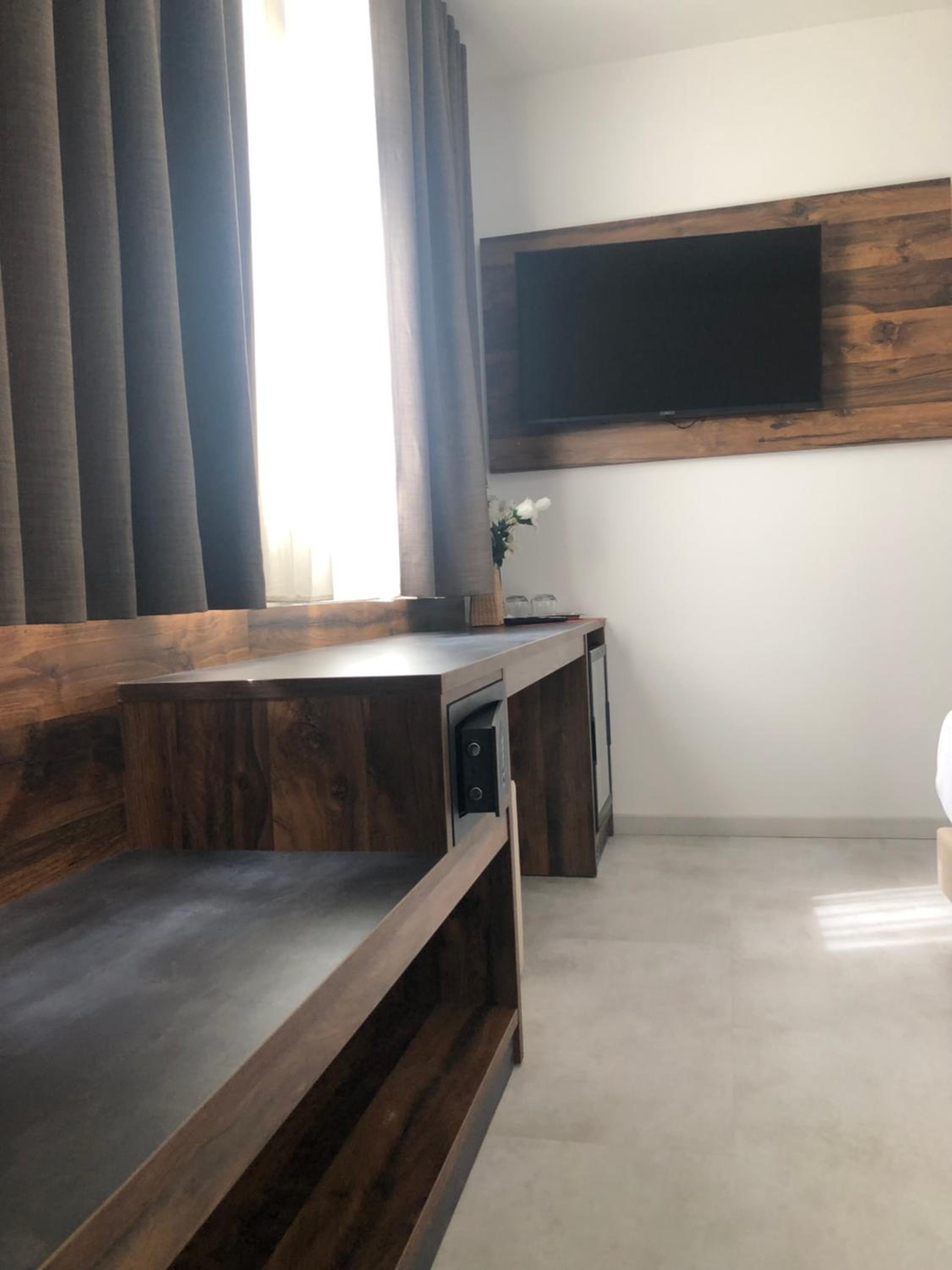 King Room with Balcony - Photo 11