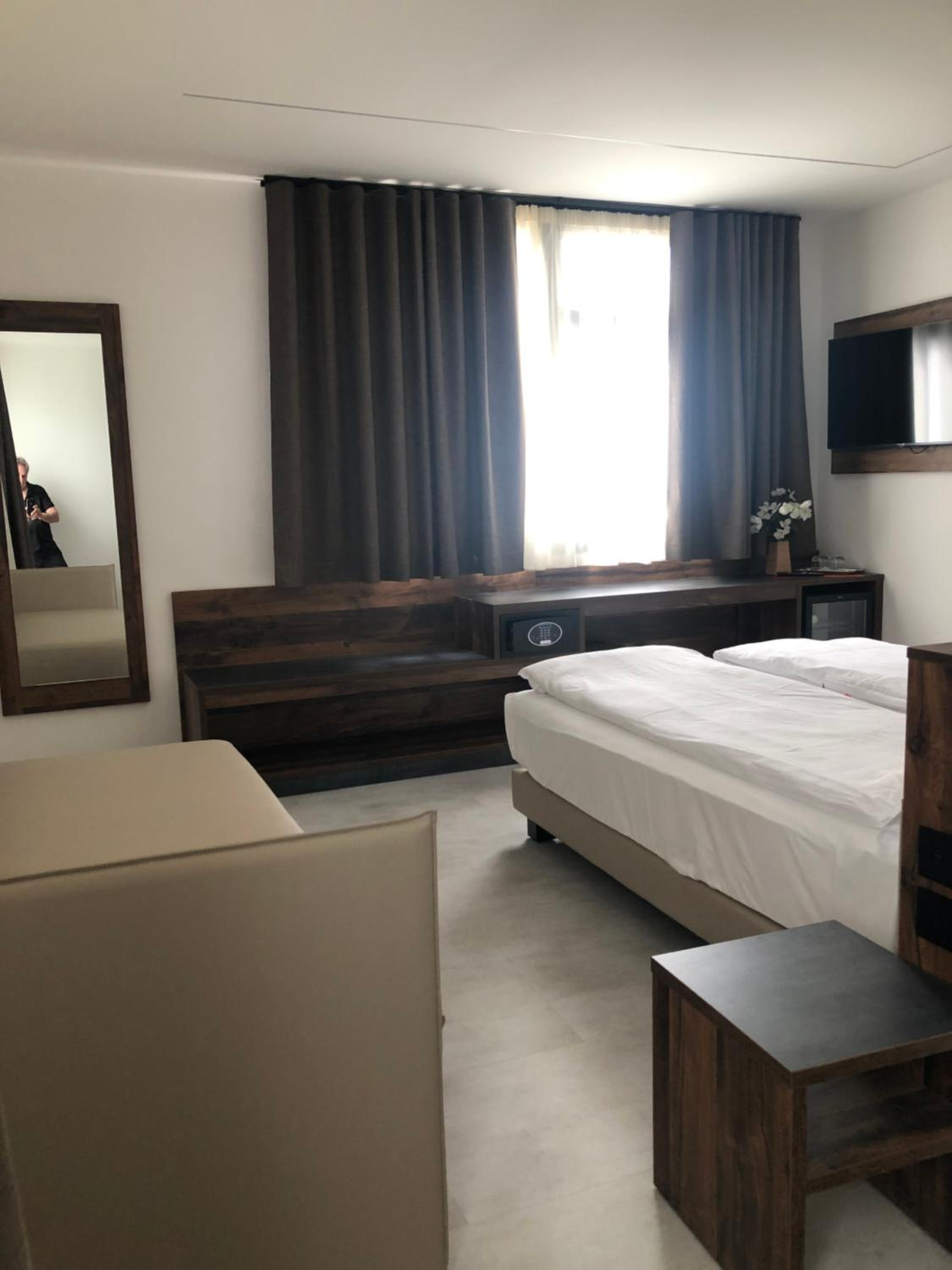 King Room with Balcony - Photo 2