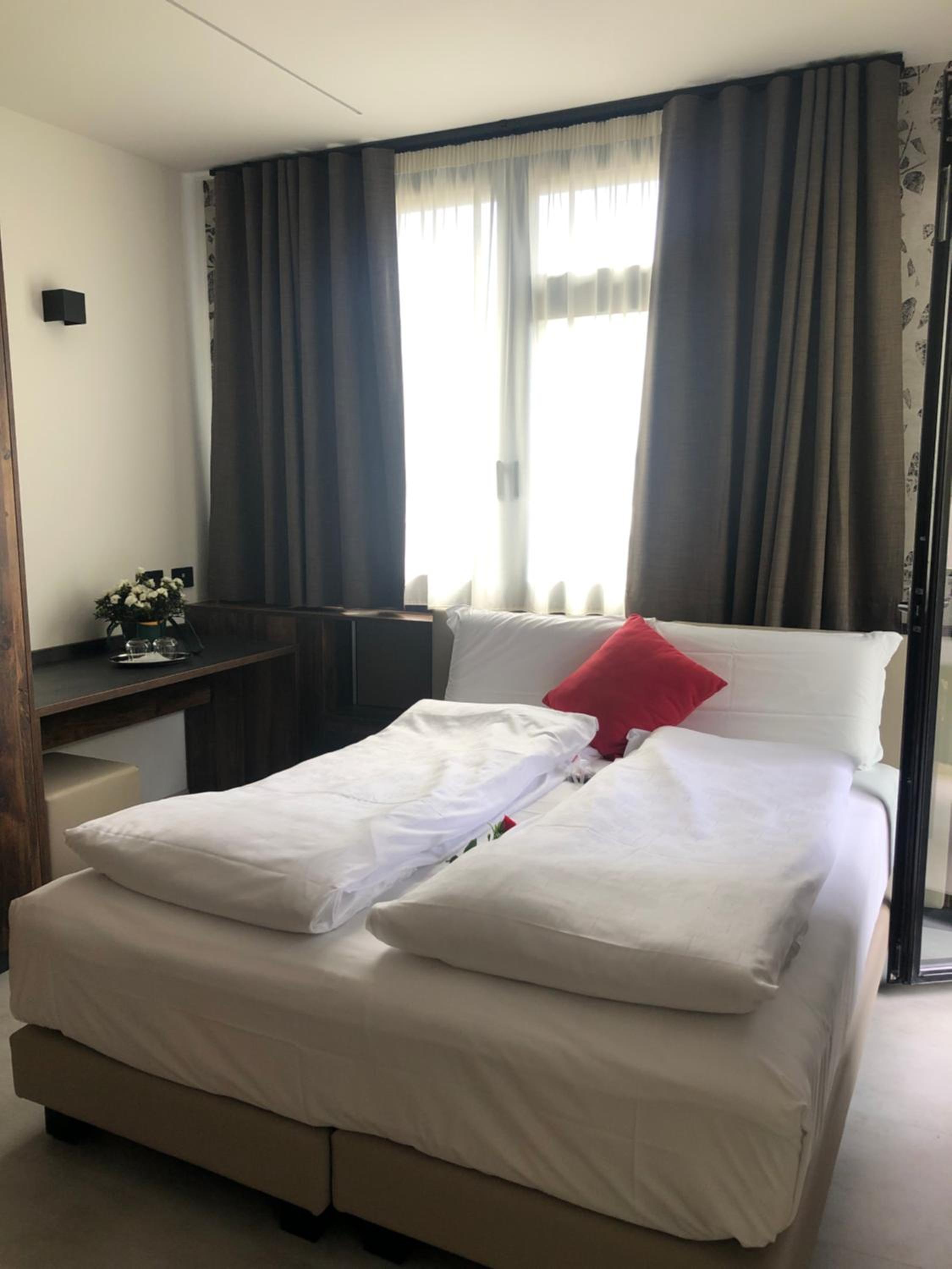 King Room with Balcony - Photo 12