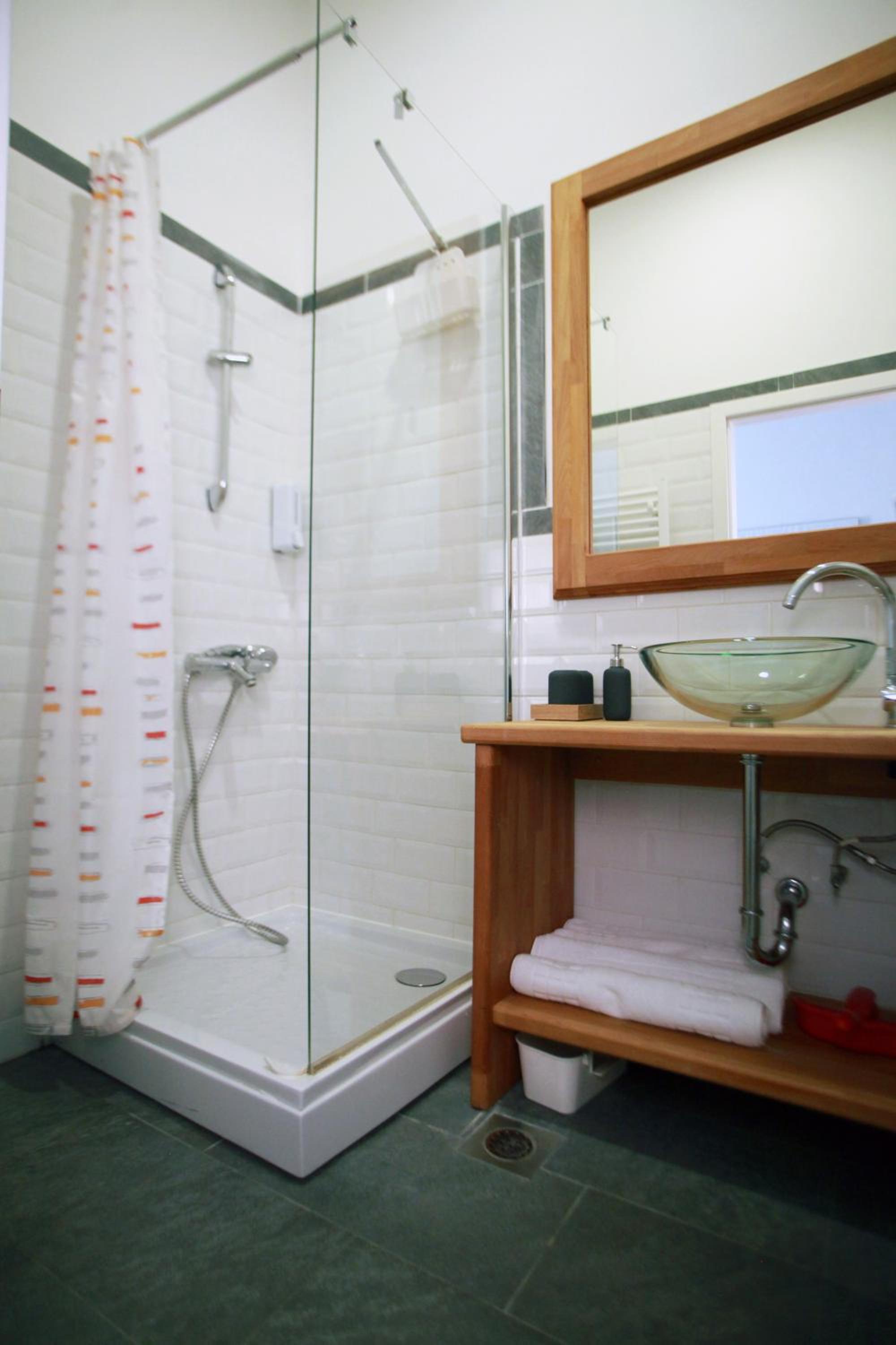 Twin Room with Private Bathroom - Photo 3