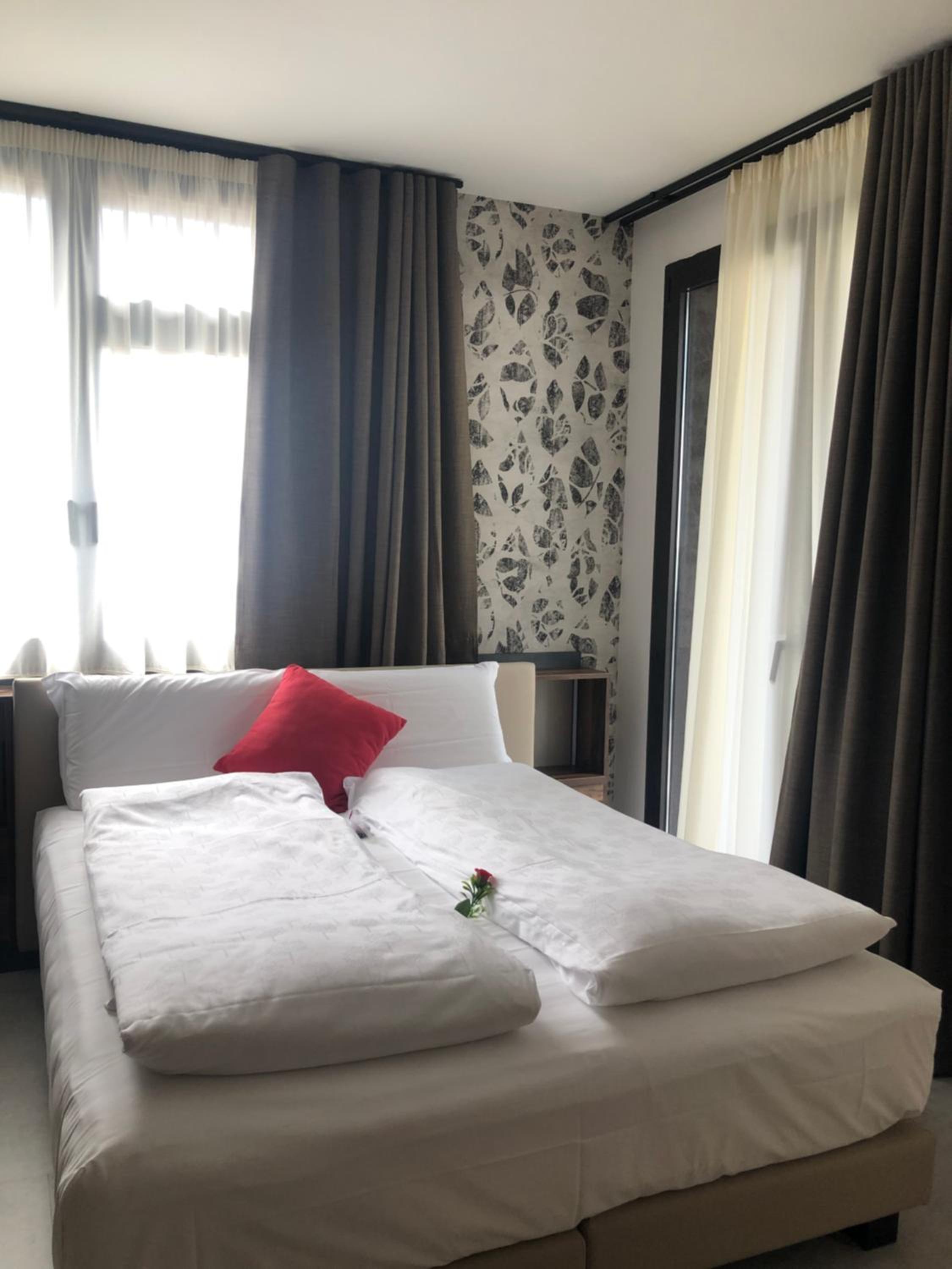 King Room with Balcony - Photo 13
