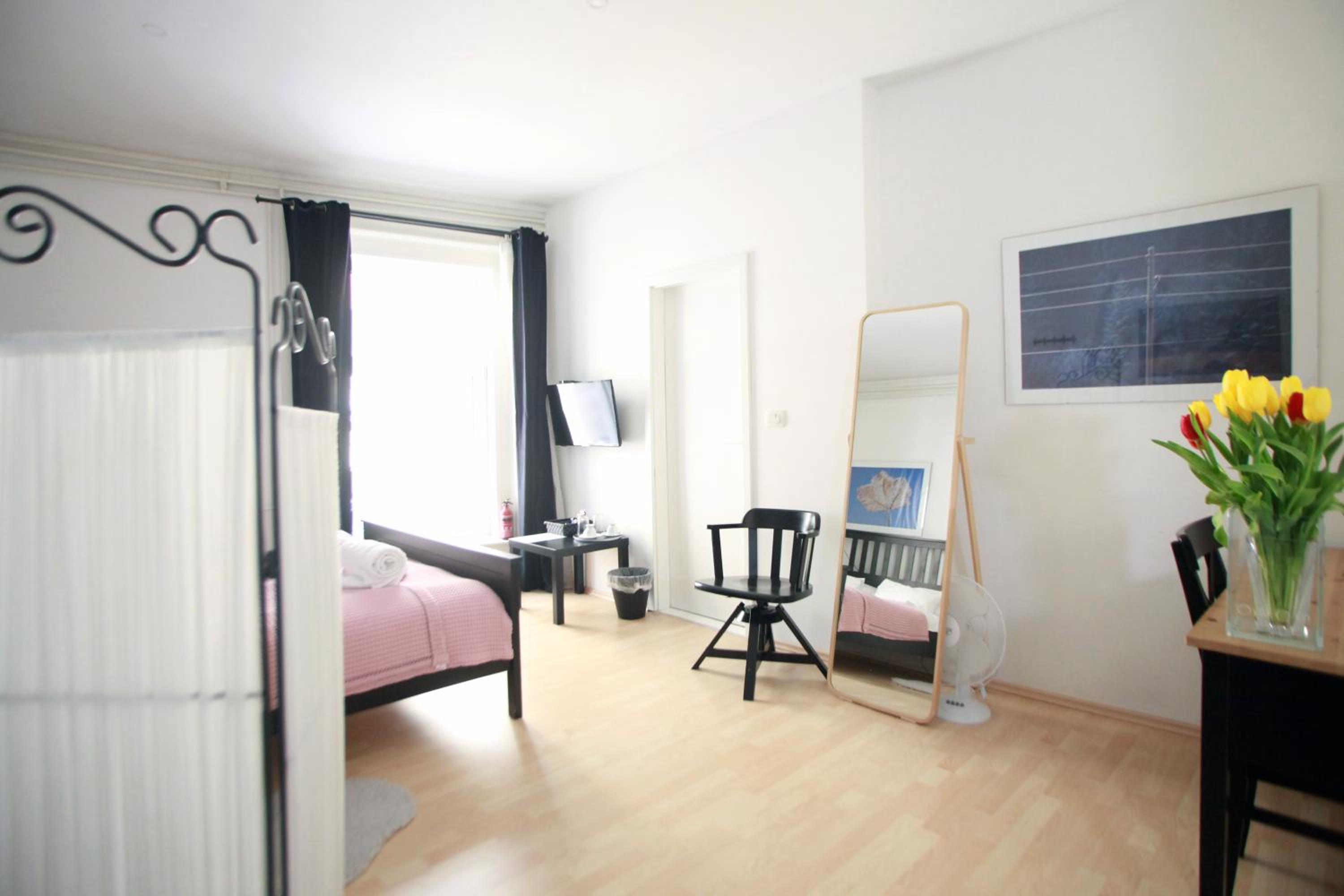 Double or Twin Room with Private Bathroom - Photo 10